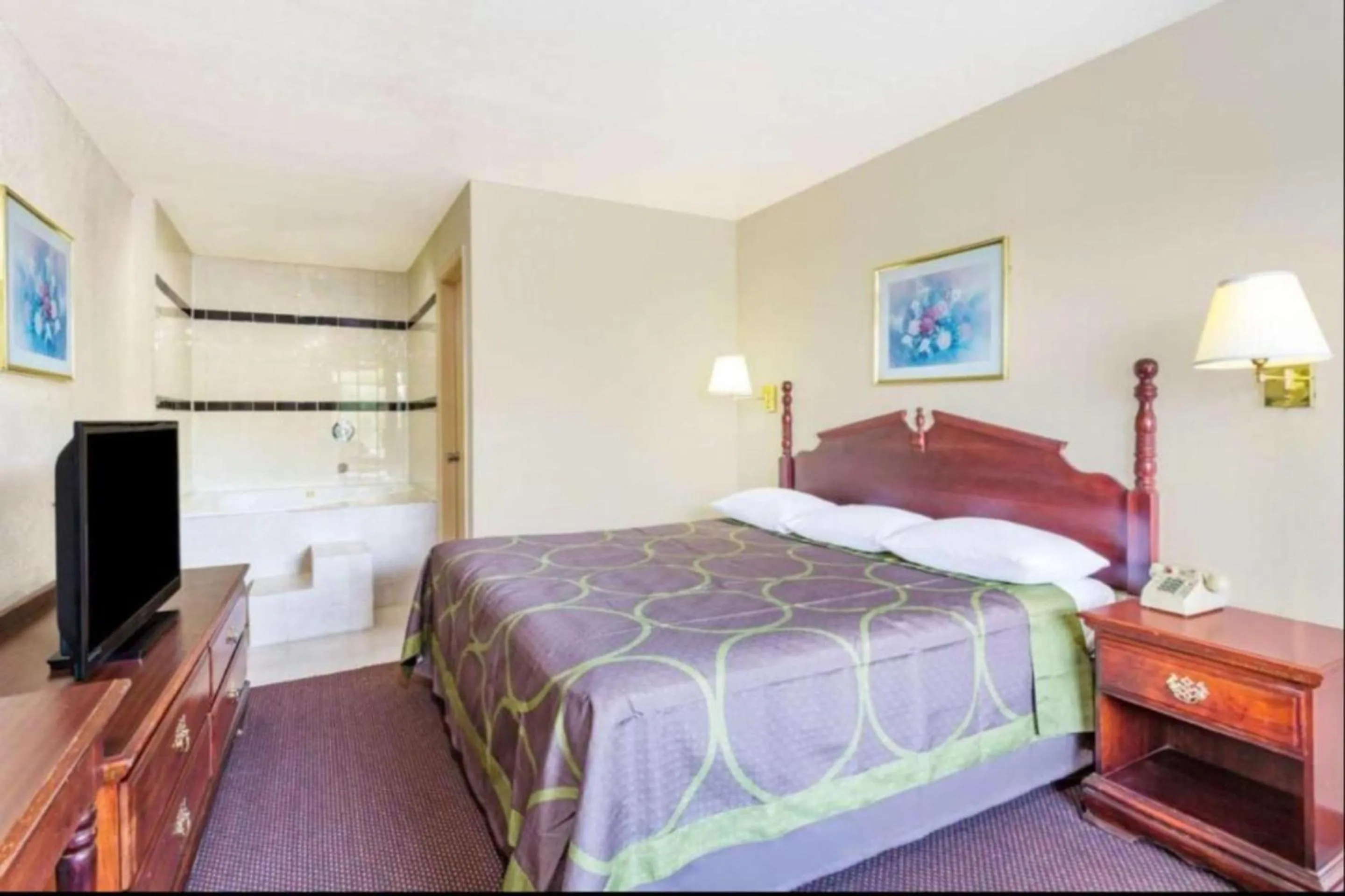 Bedroom, Bed in Ashland Studio Inn Richmond North near Kings Dominion -Listing Partner