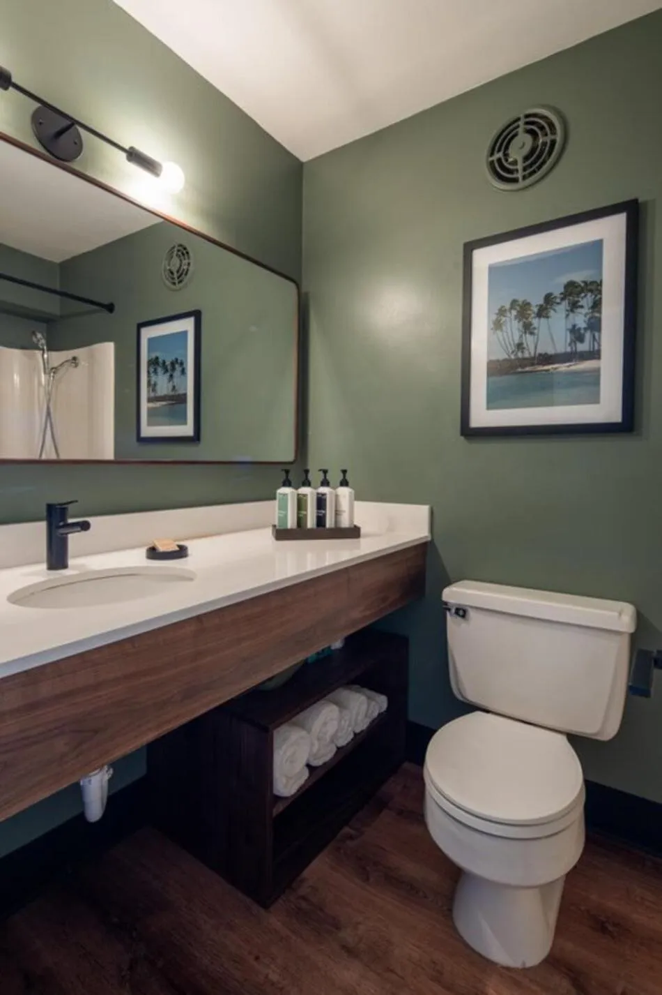 Bathroom in PACIFIC 19 Kona