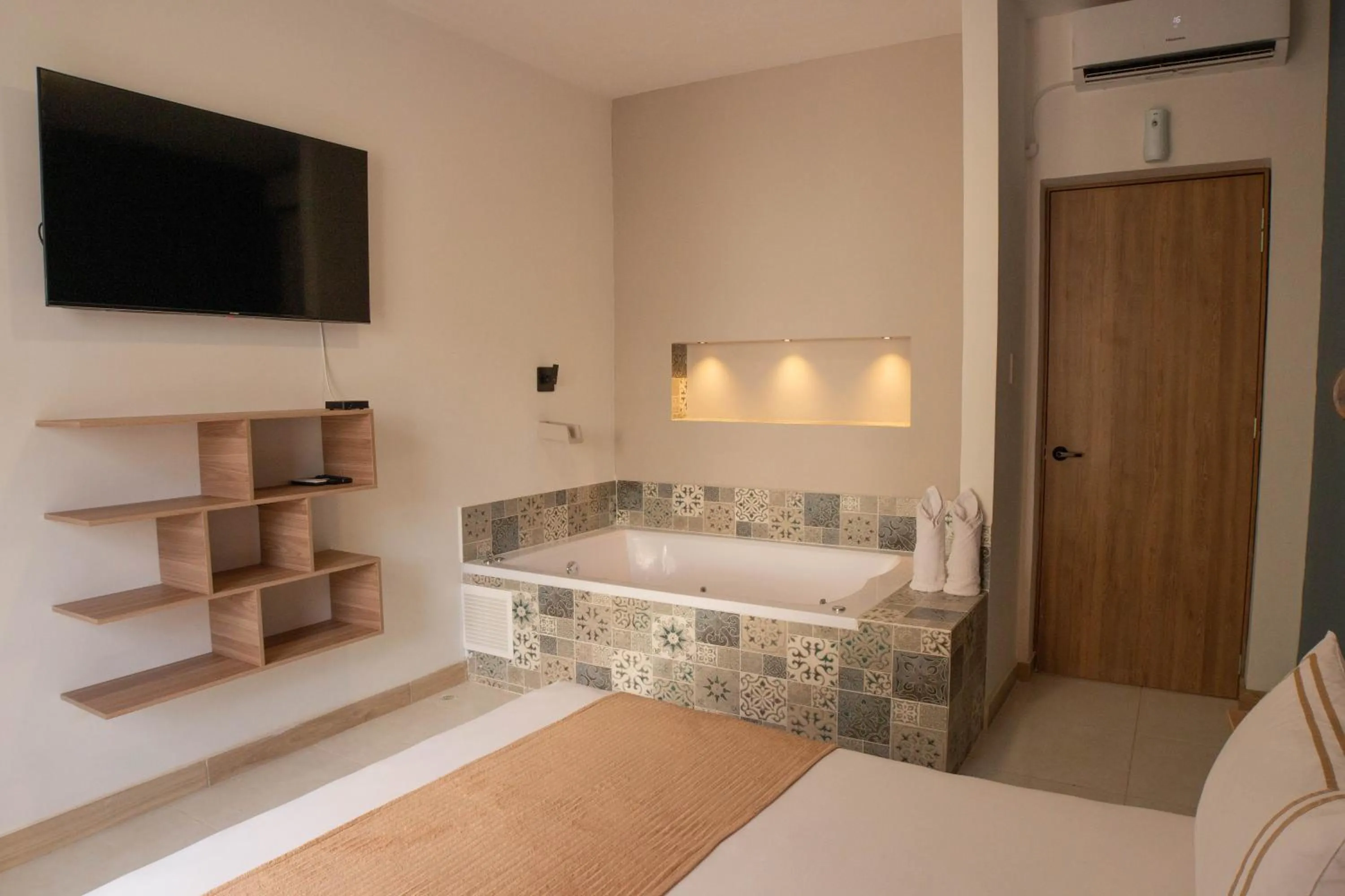 Bath, Bed in La Casona Hotel Boutique