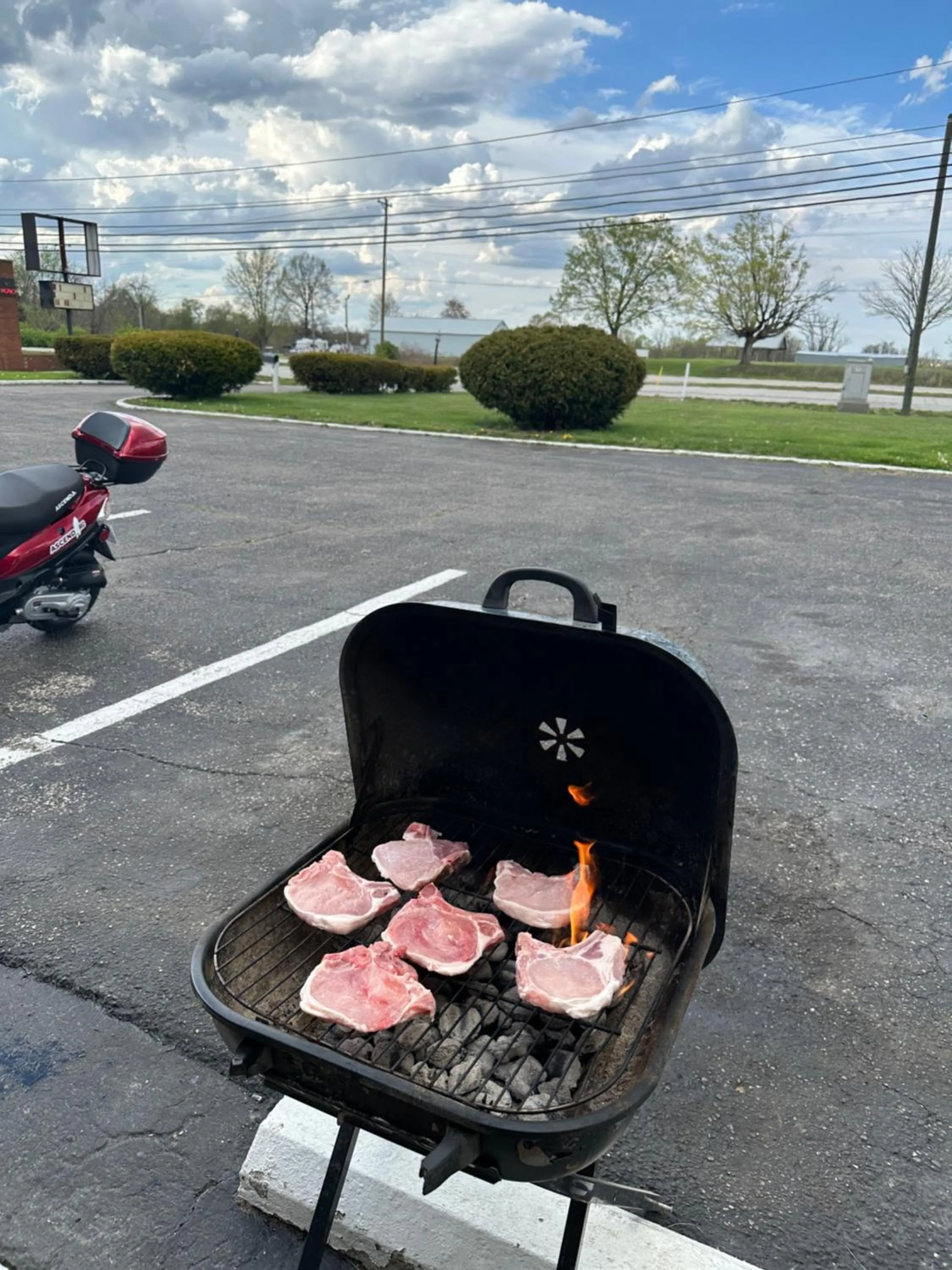 BBQ facilities in Hillcrest Motel by Oyo Aurora near Lawrenceburg