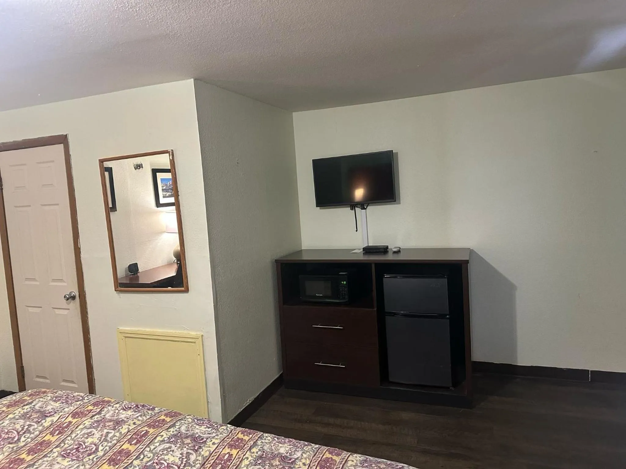 Bedroom, Bed in Hillcrest Motel by Oyo Aurora near Lawrenceburg