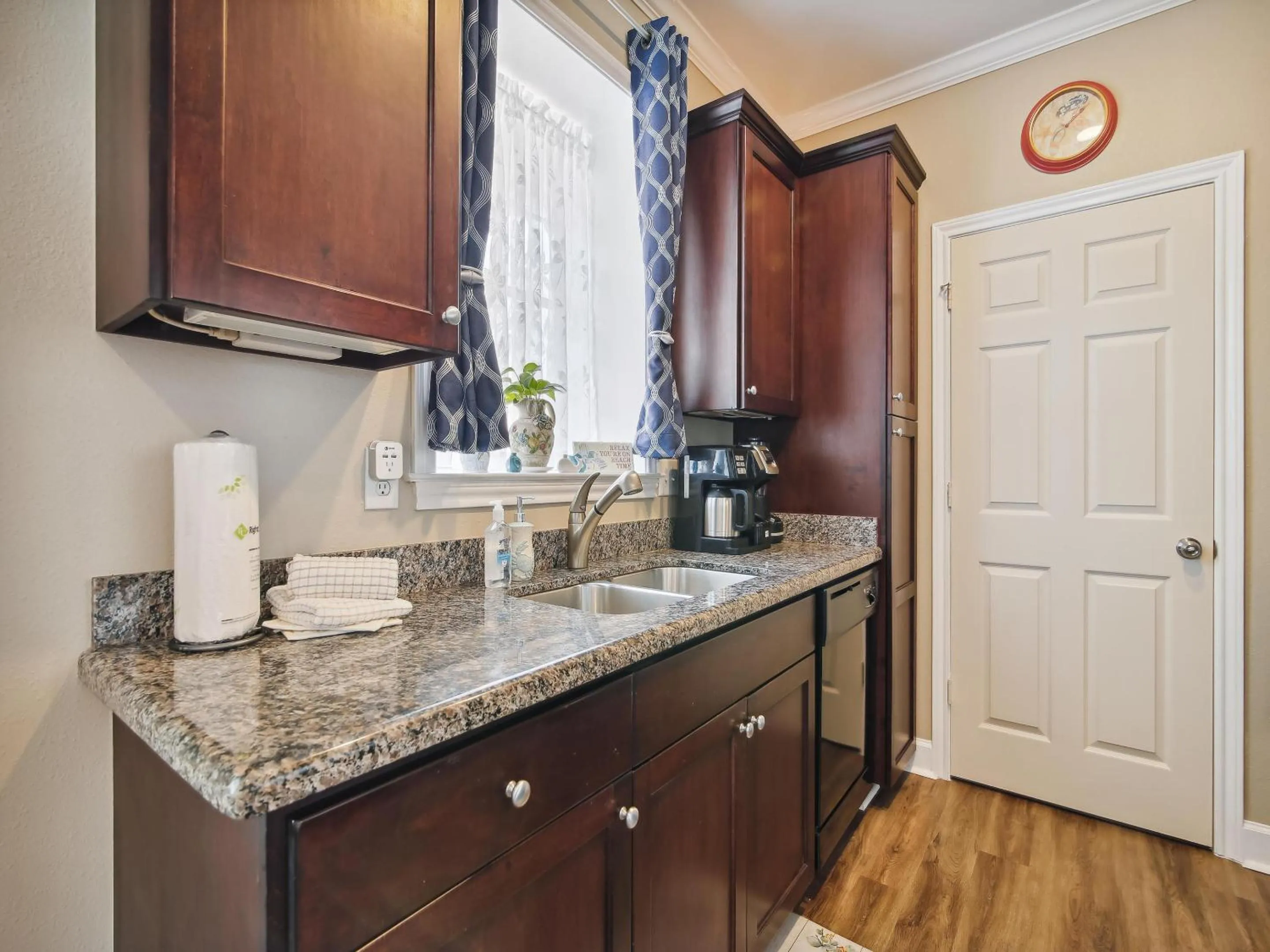 Property building in Dawn 223- Buena Vista