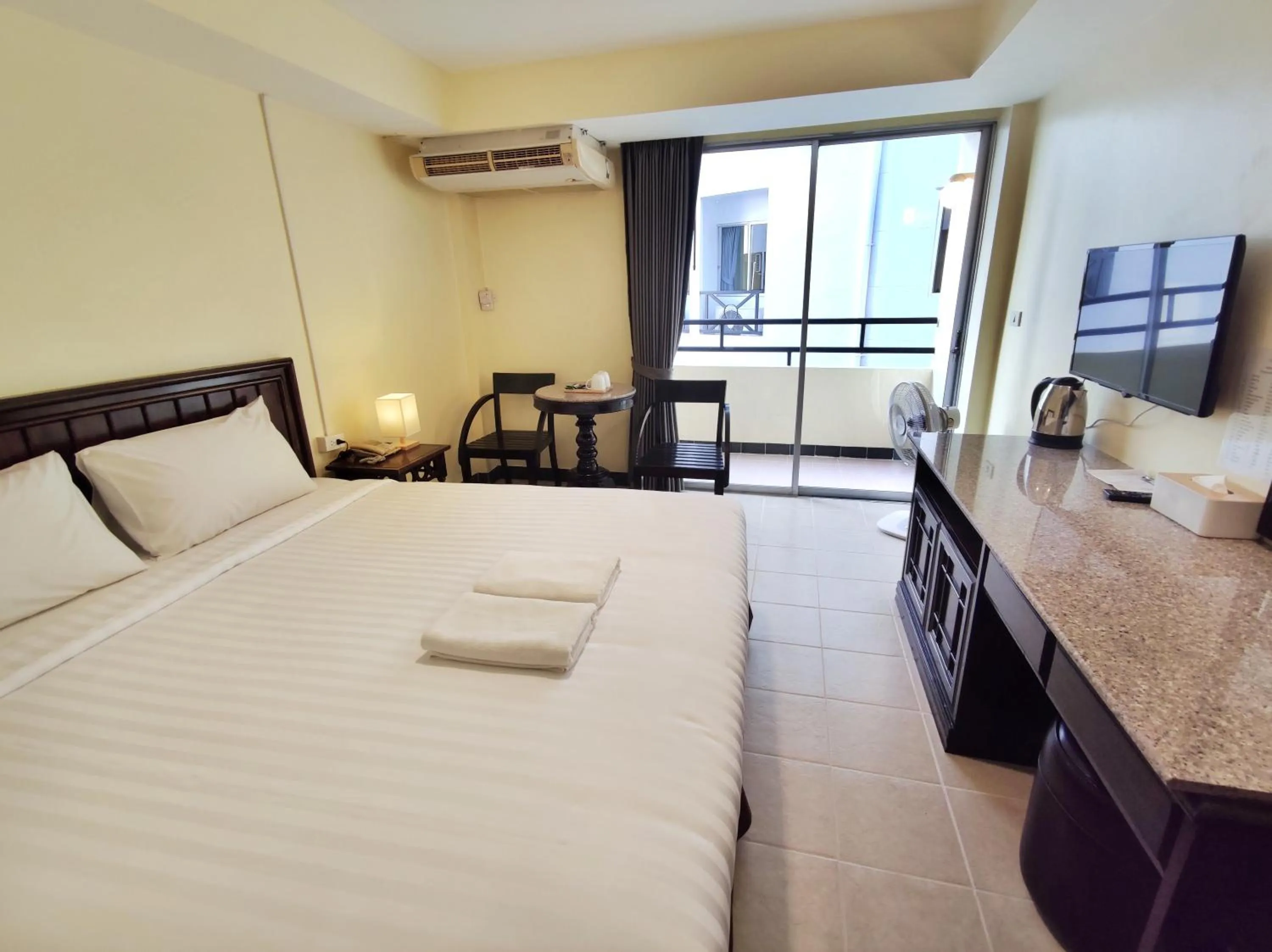 Bed in The Chanthong Residence and Hotel Pattaya