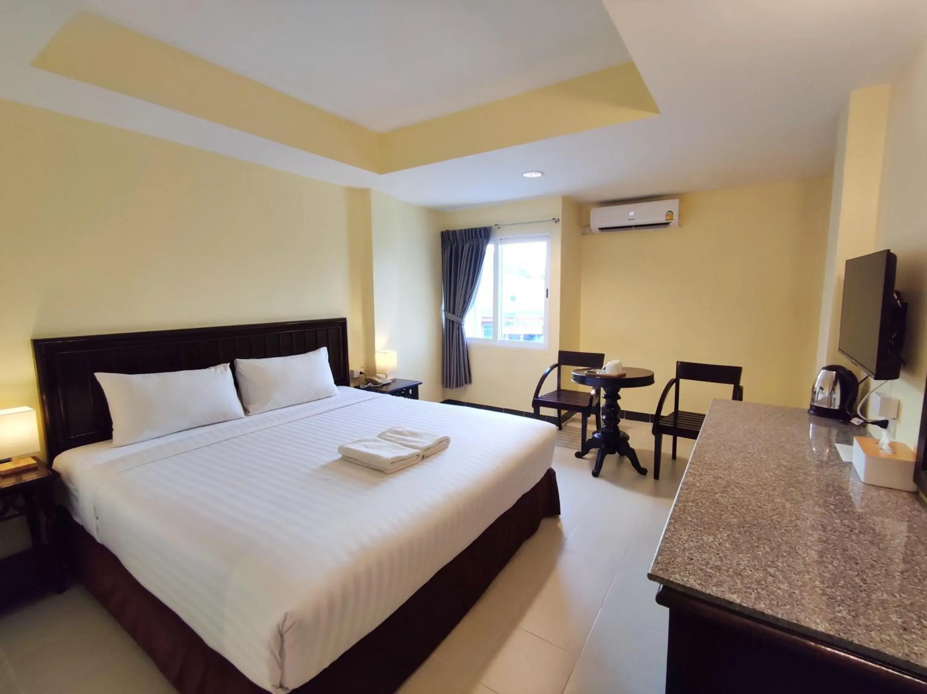 Standard Double Bed Room with Street View in The Chanthong Residence and Hotel Pattaya Standard Double Bed Room with Street View in The Chanthong Residence and Hotel Pattaya