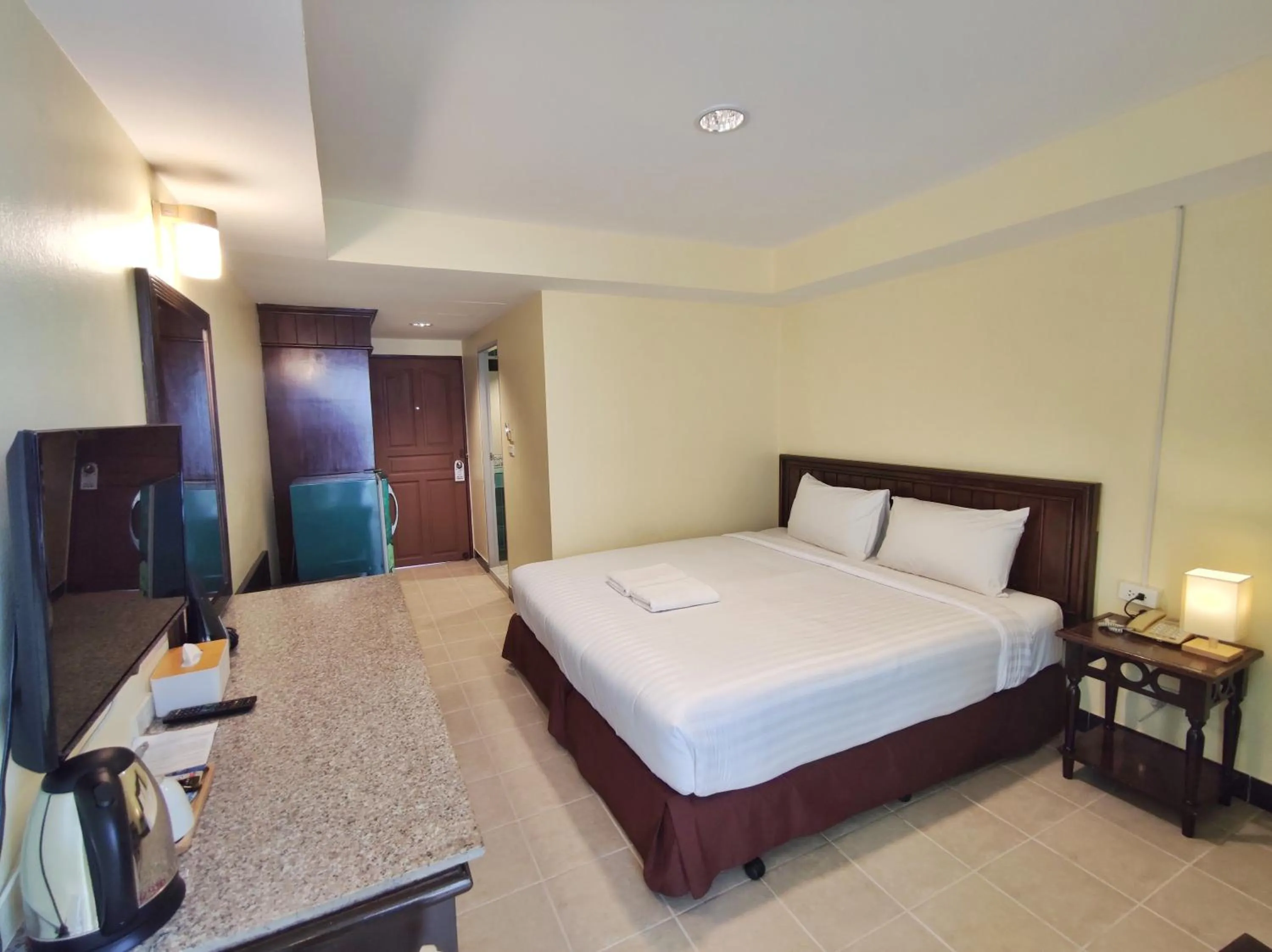 Bed in The Chanthong Residence and Hotel Pattaya