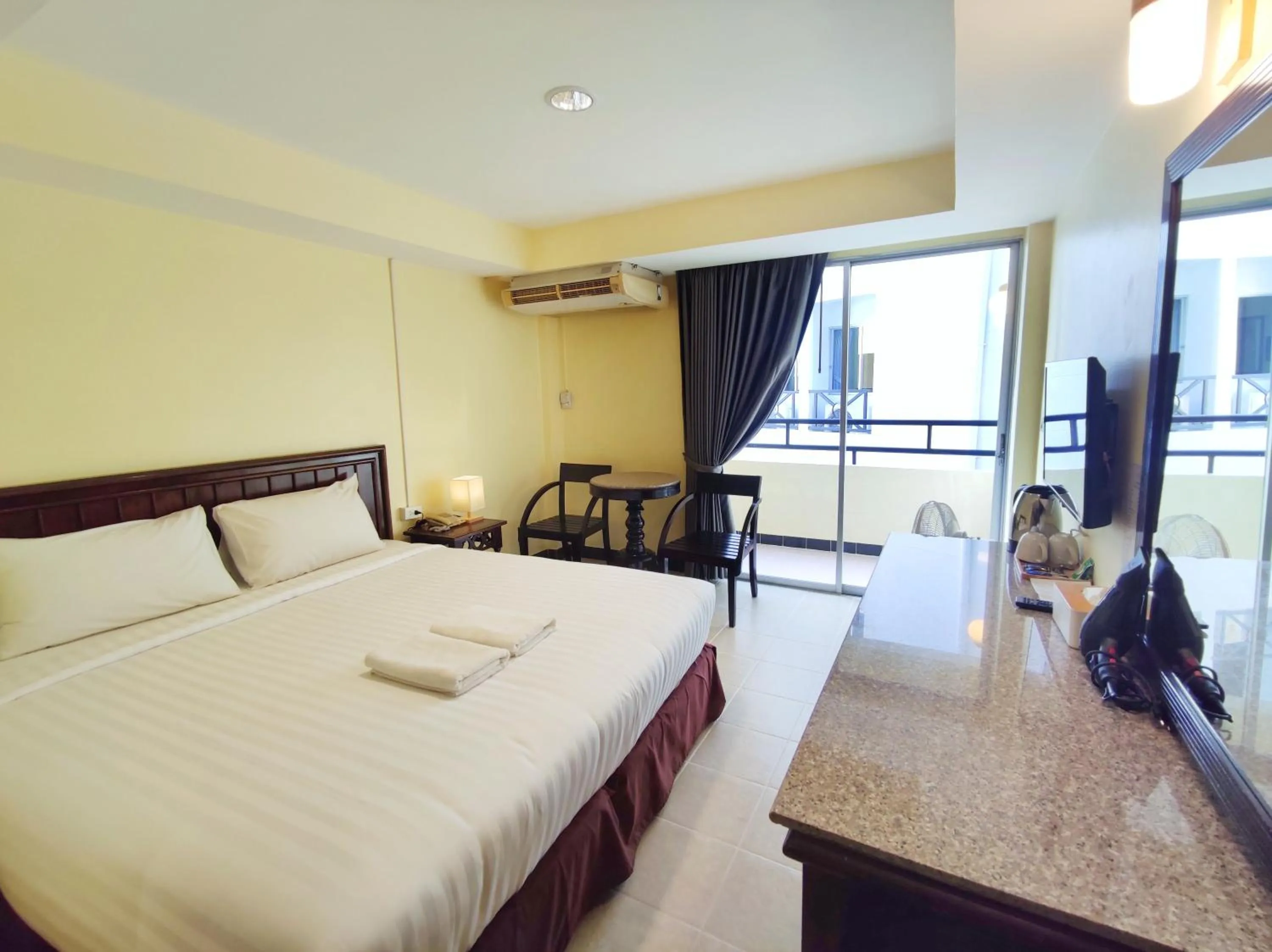Bed in The Chanthong Residence and Hotel Pattaya