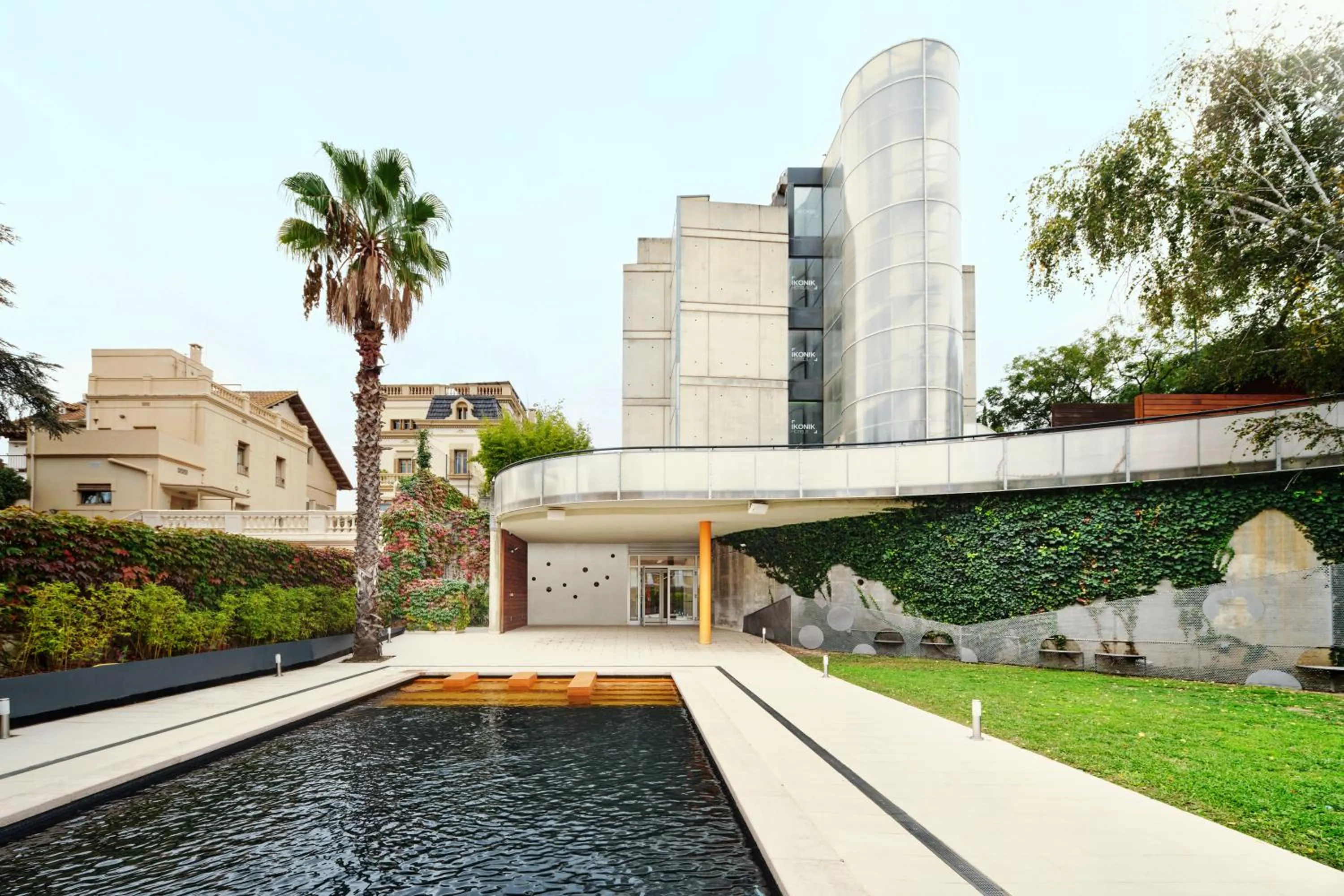 Facade/entrance in Ikonik Anglí