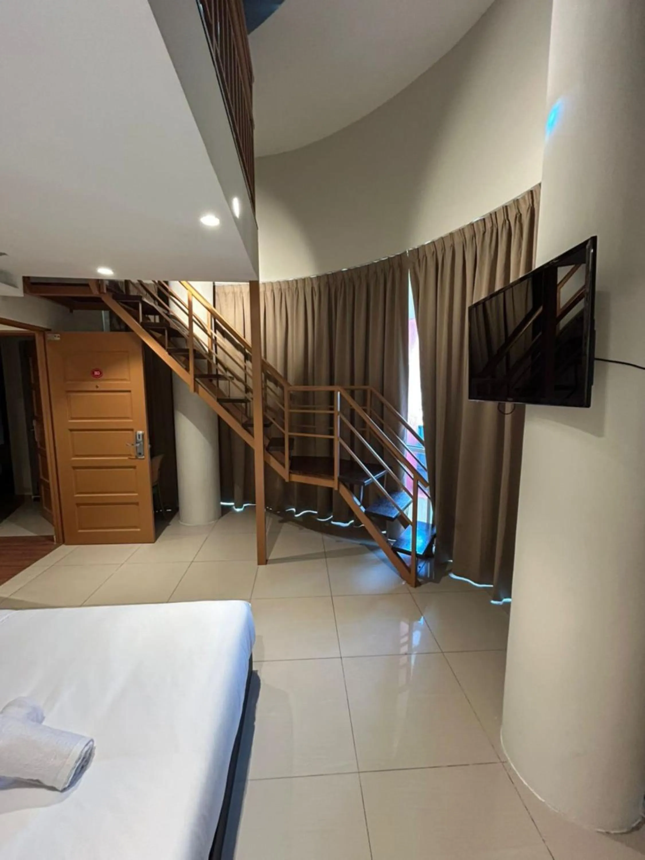 Bed in Swing & Pillows - Kota Damansara