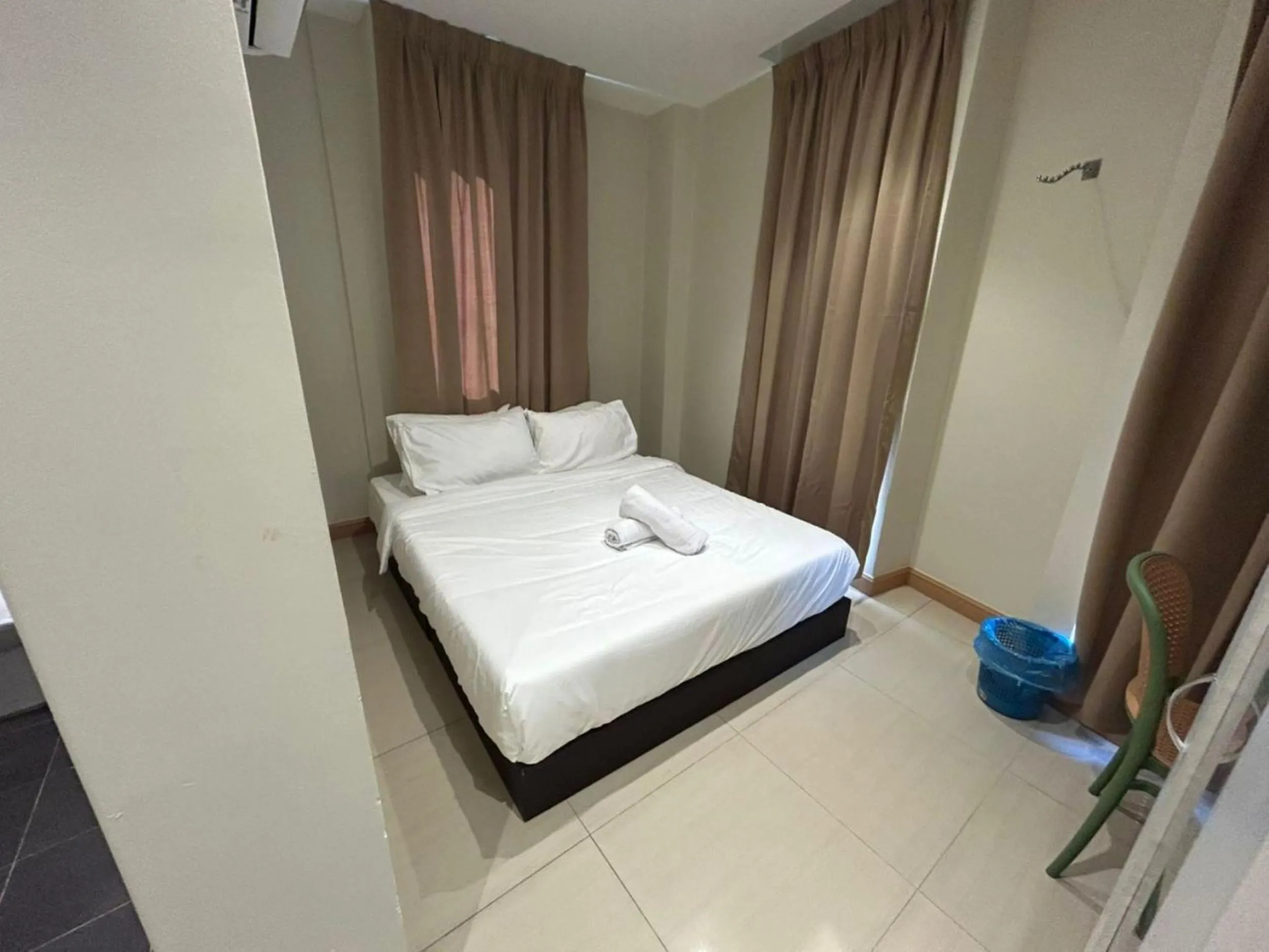 Bed in Swing & Pillows - Kota Damansara