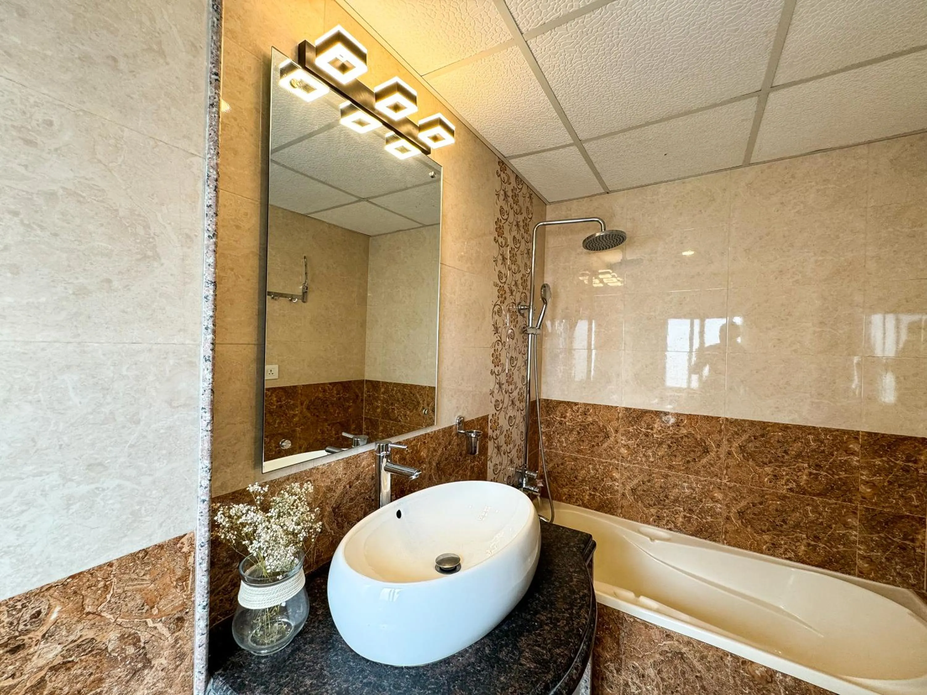 Shower in Hotel Abi International