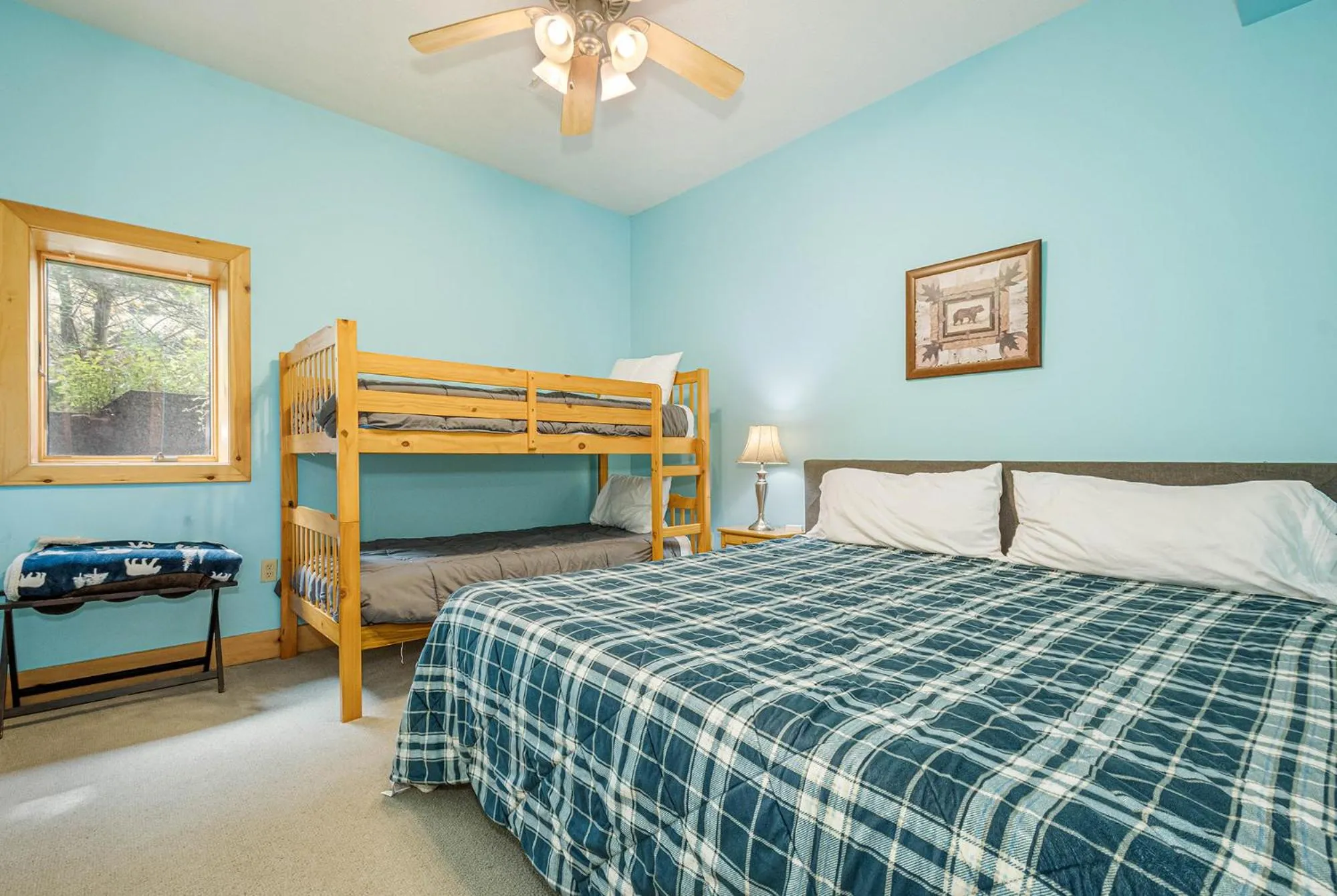 Property building, Bed in Ski Country Vista