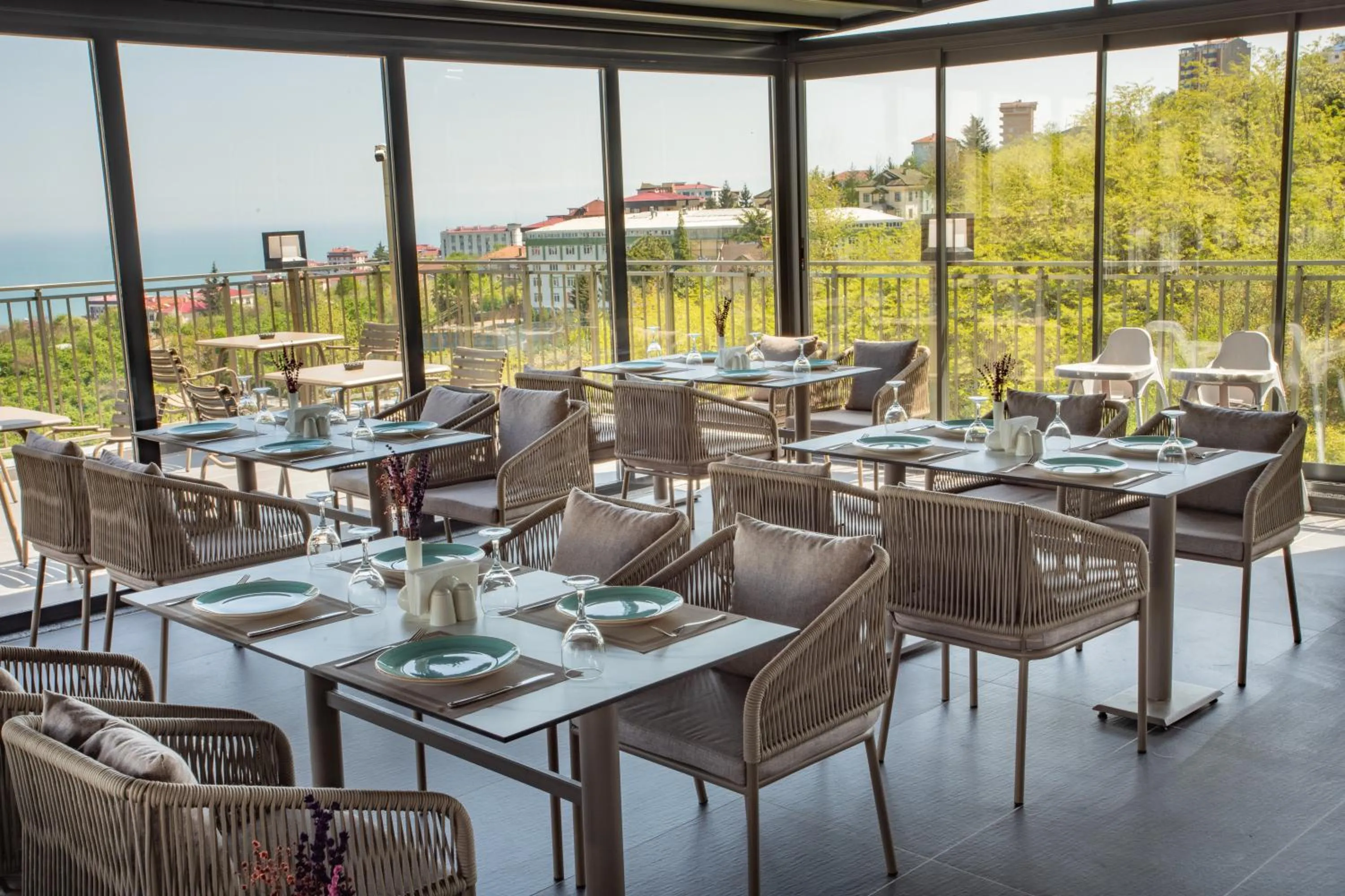 Restaurant/places to eat in First Joy Hotel