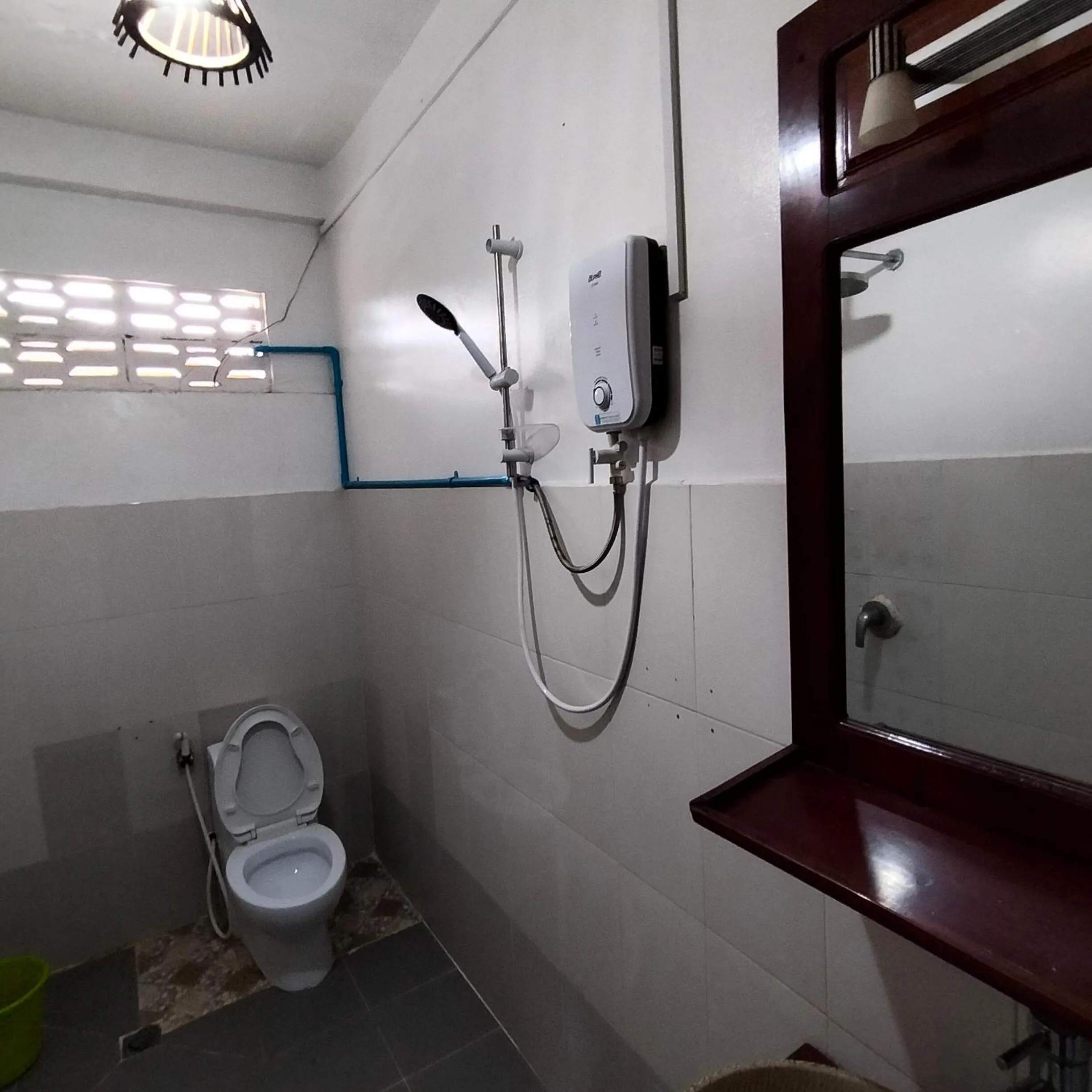 Shower in Nomad Guesthouse