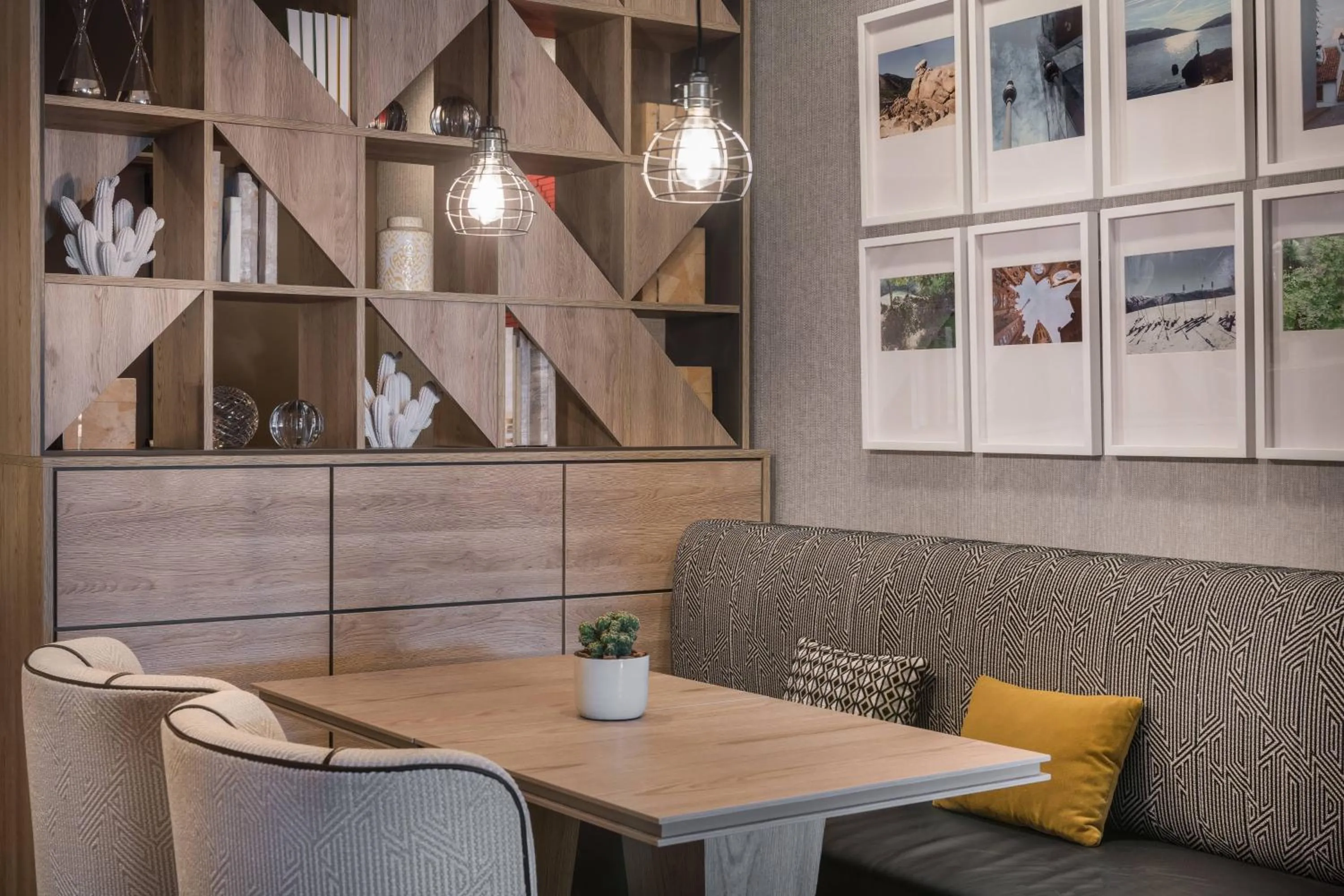 Lounge or bar in AC Hotel by Marriott Alicante