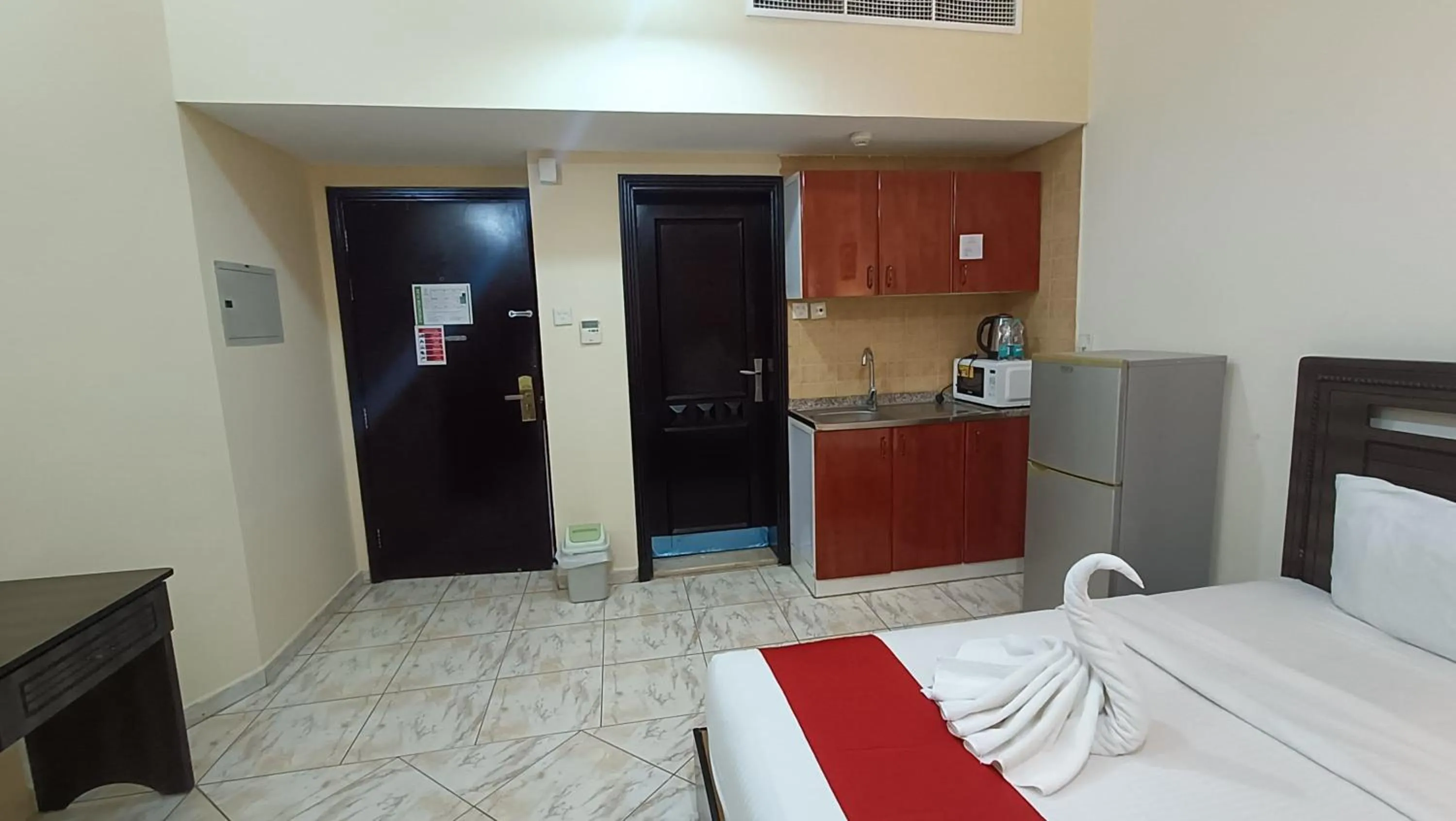 Kitchen or kitchenette, Bed in Ruwi Beach Hotel Apartments - MAHA HOSPITALITY GROUP