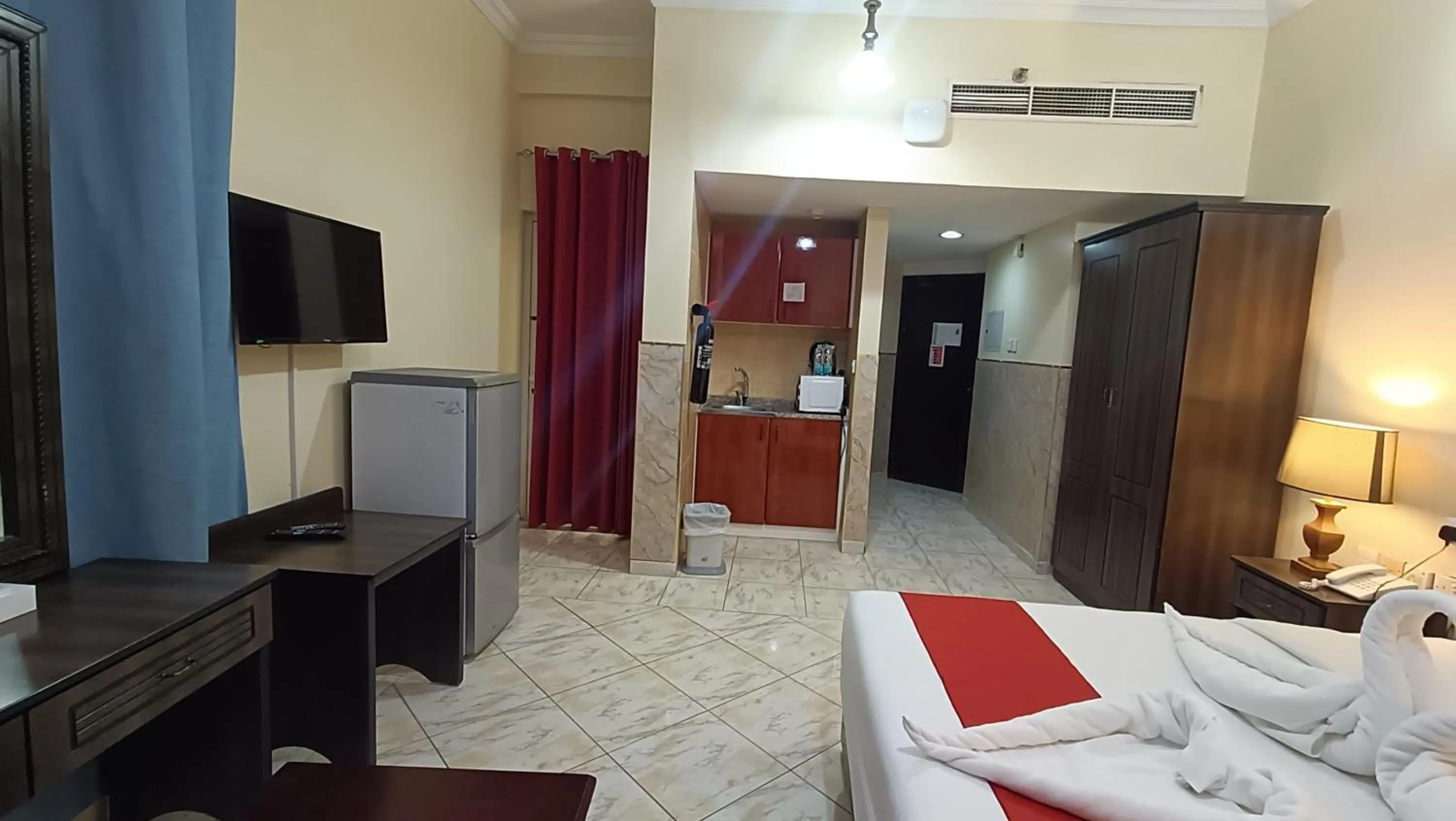 Kitchen or kitchenette, Bed in Ruwi Beach Hotel Apartments - MAHA HOSPITALITY GROUP