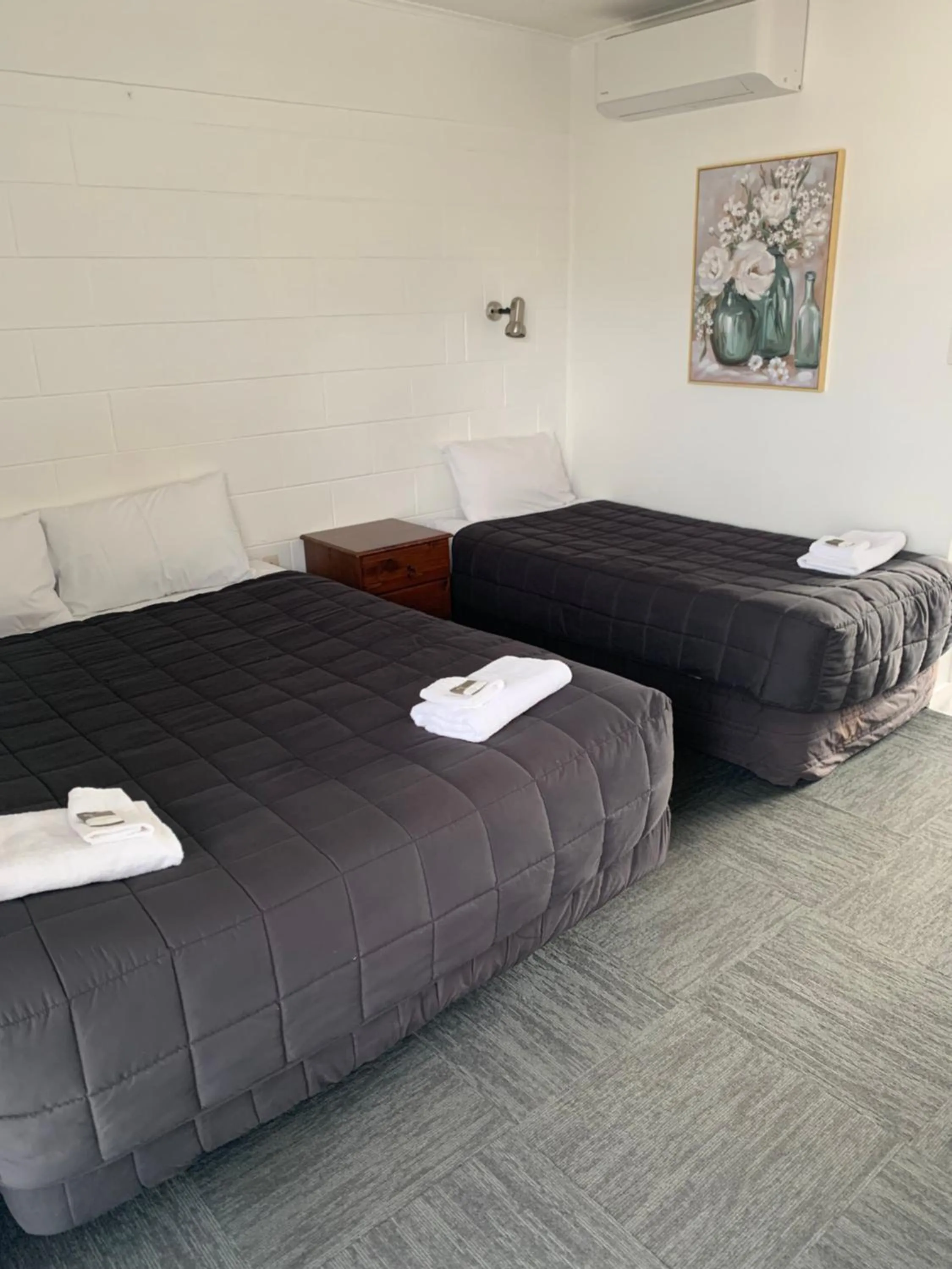 Bed in Brooklyne Motel Sanson