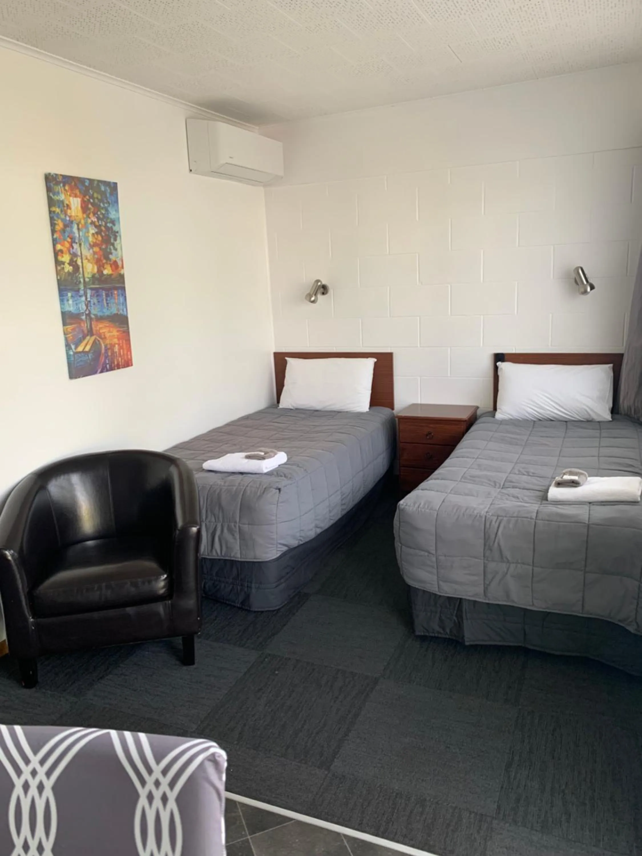 Bed in Brooklyne Motel Sanson