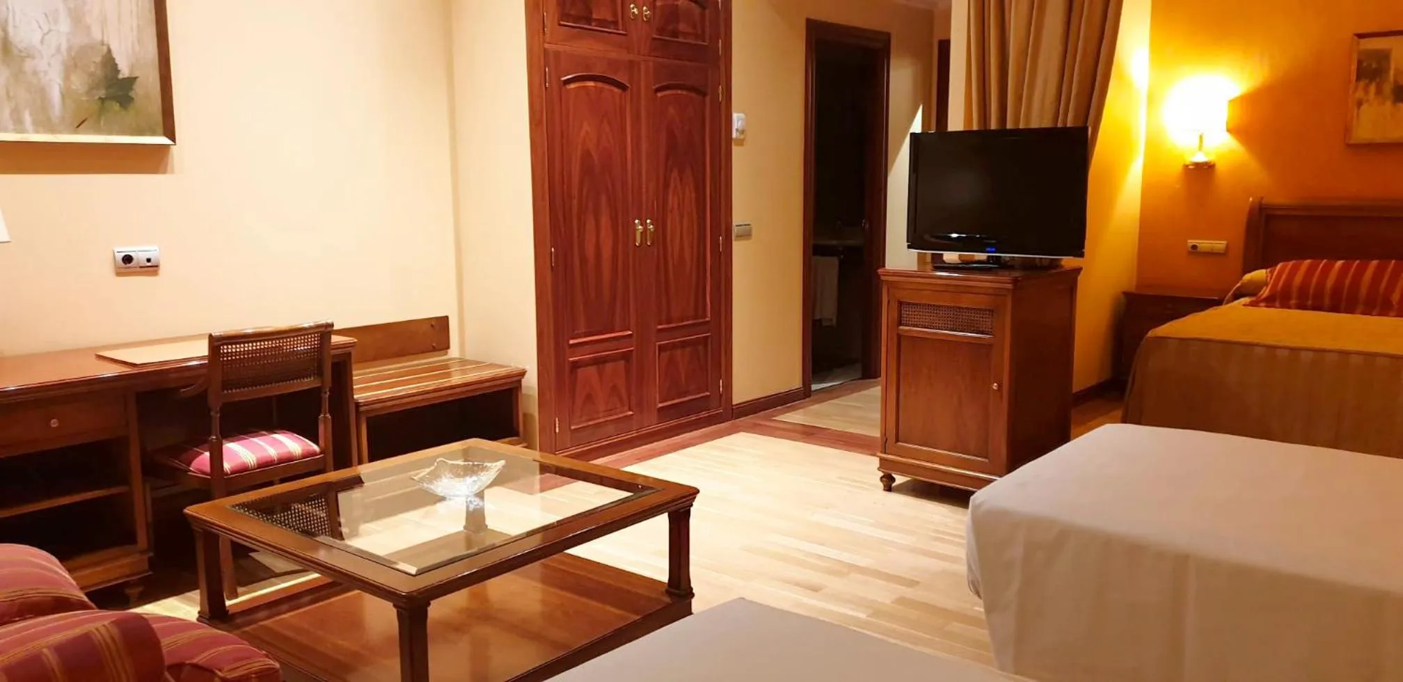 Photo of the whole room, Bed in Sercotel Guadiana