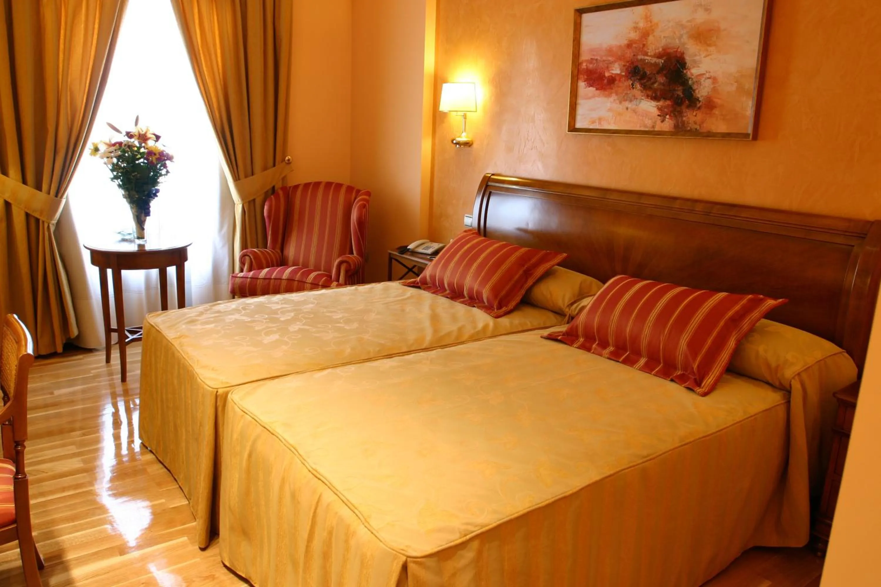 Photo of the whole room, Bed in Sercotel Guadiana