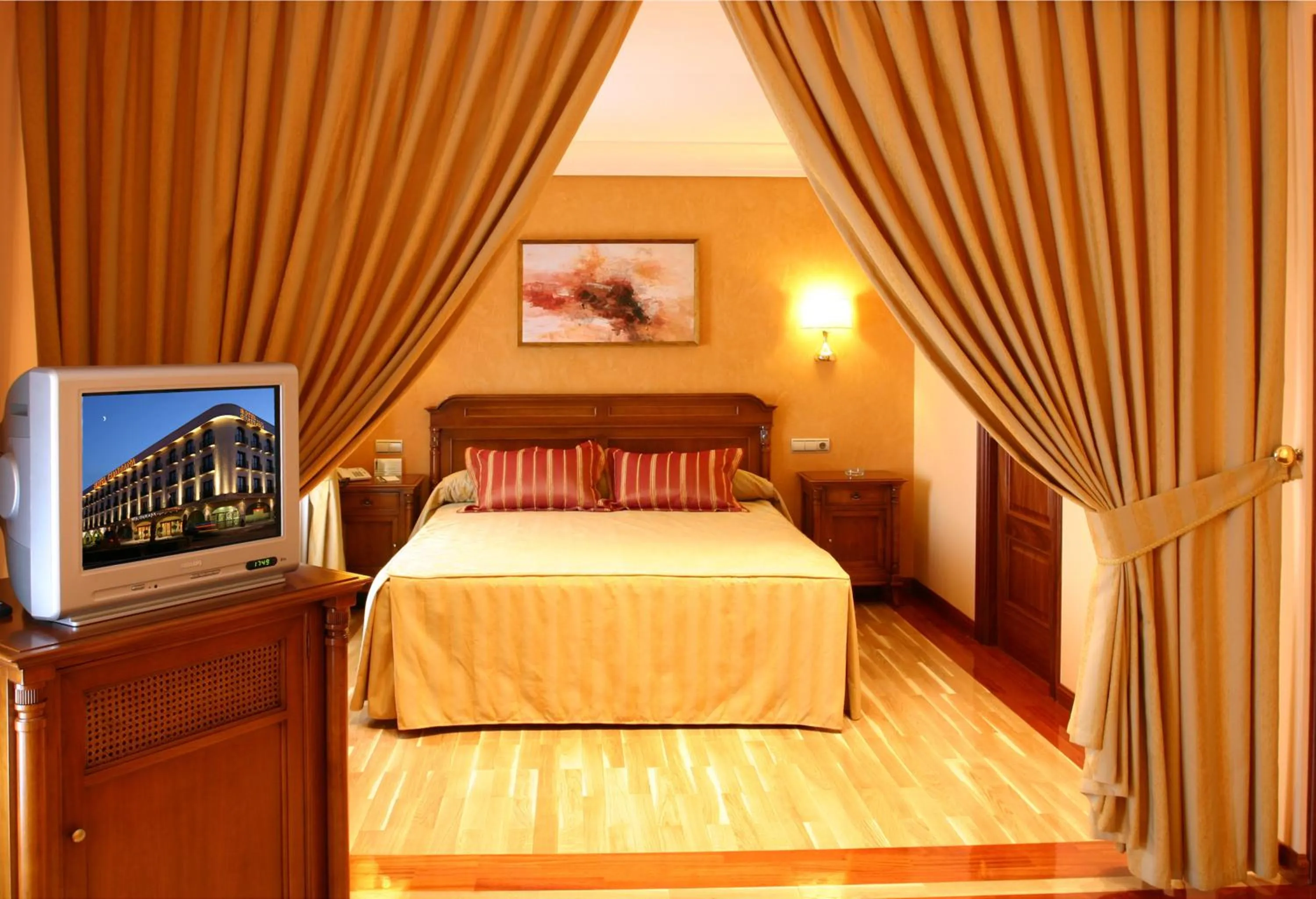 Photo of the whole room, Bed in Sercotel Guadiana