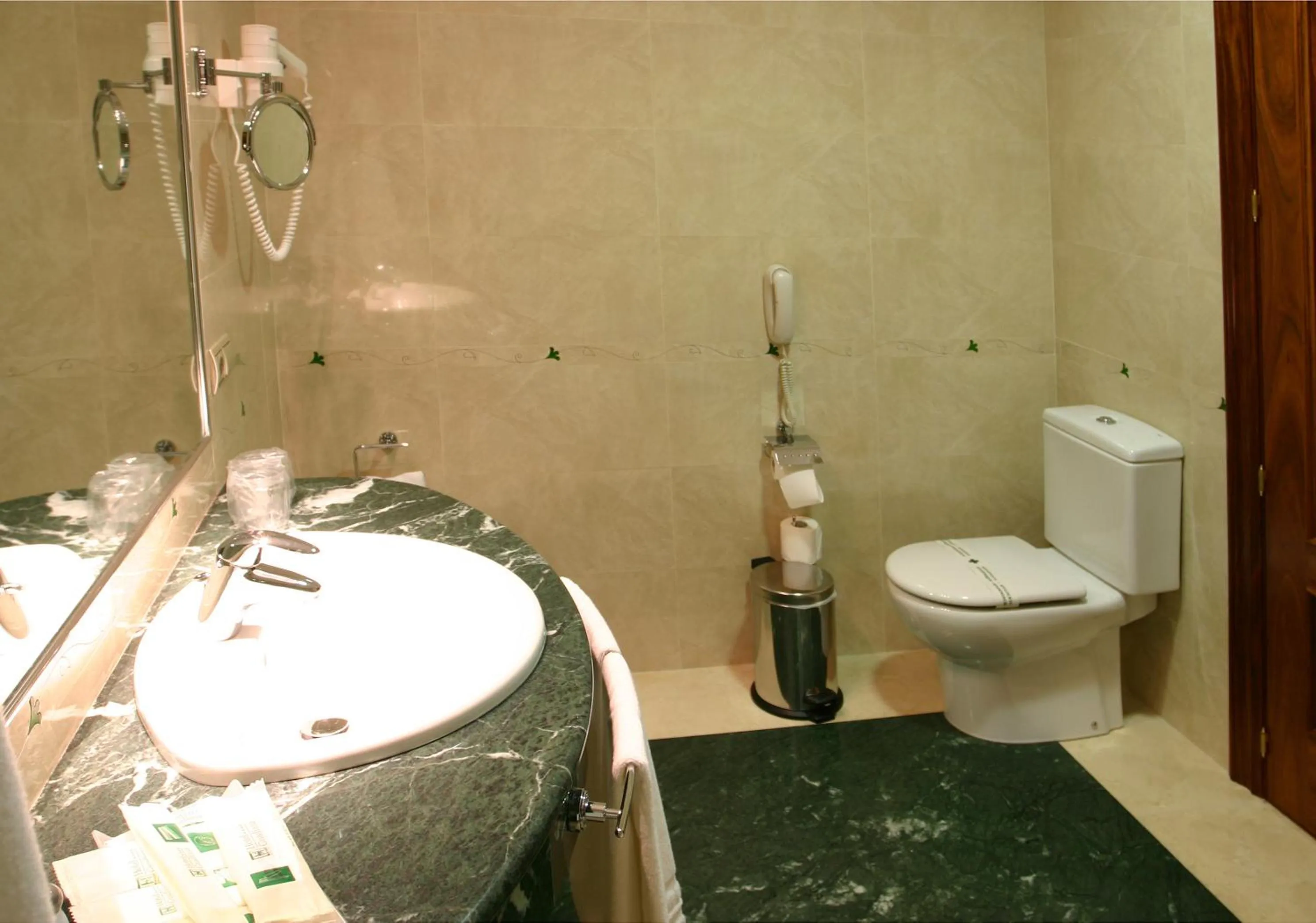 Bathroom in Sercotel Guadiana