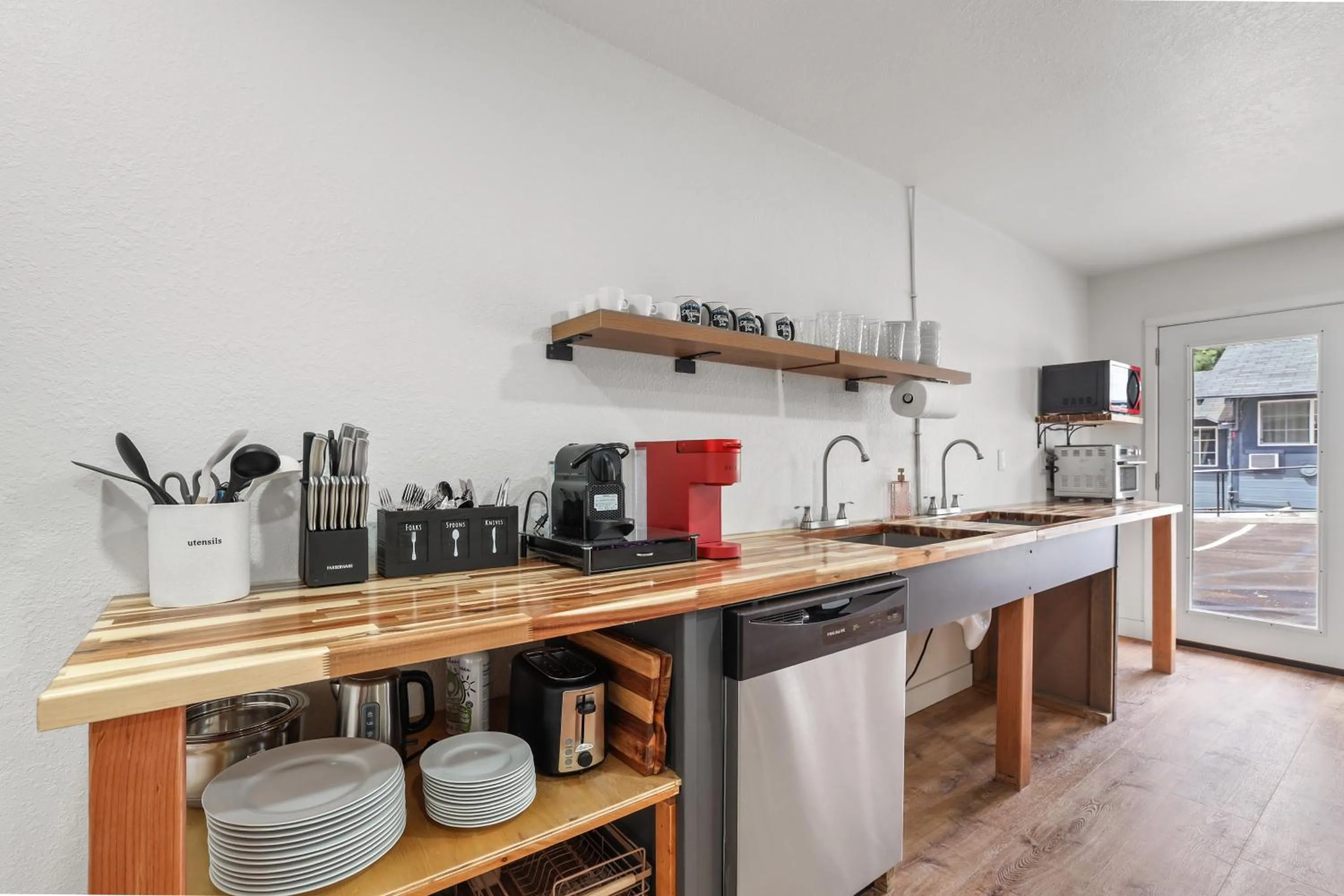 Kitchen or kitchenette in Tahoe Mountain Inn