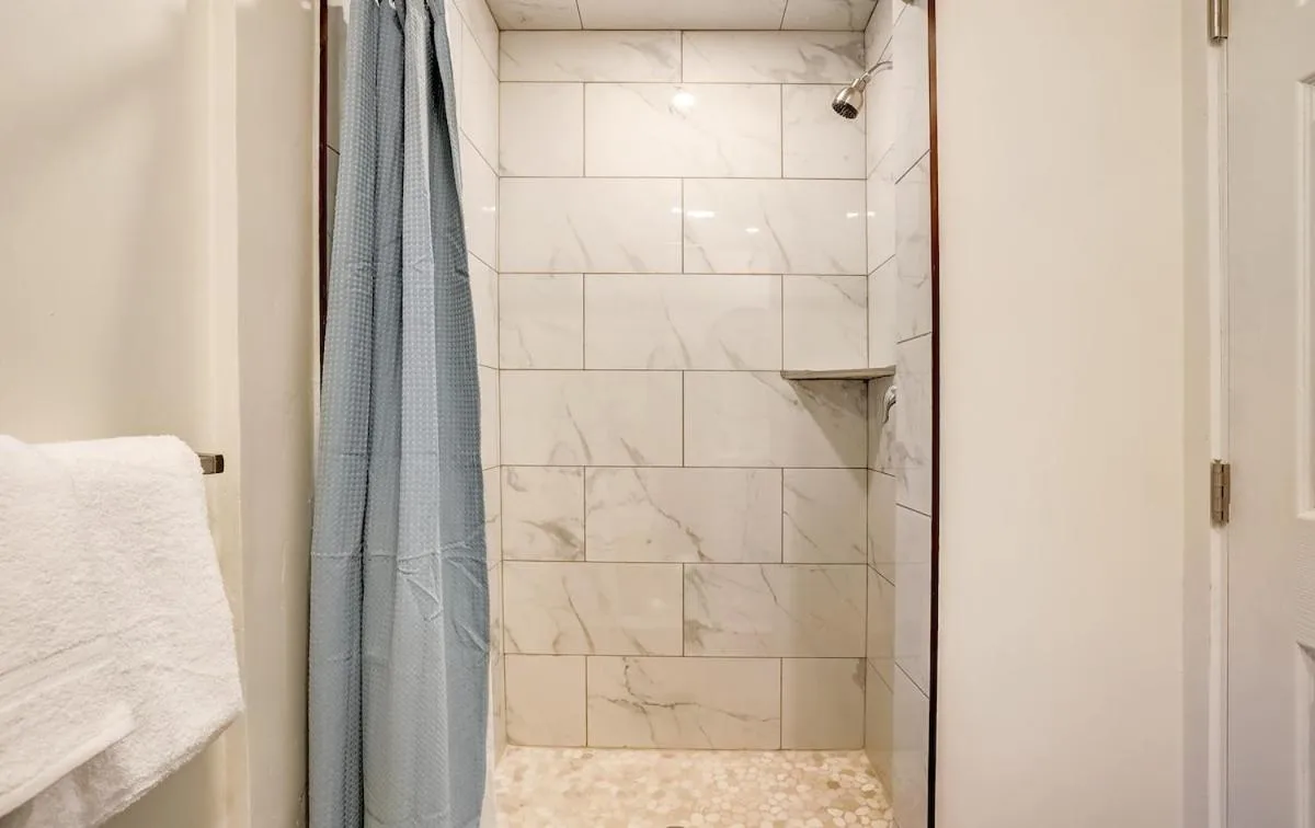 Shower, Bed in Tahoe Mountain Inn