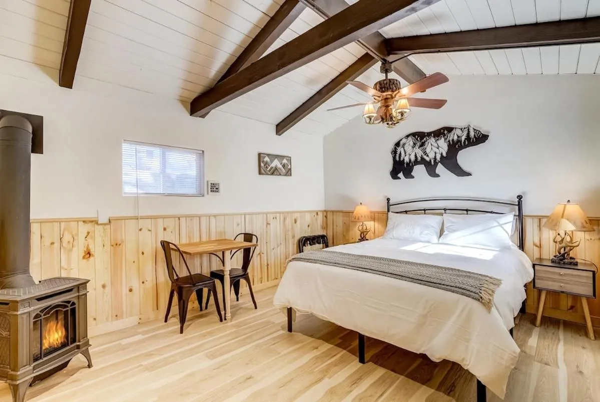 Dining area, Bed in Tahoe Mountain Inn