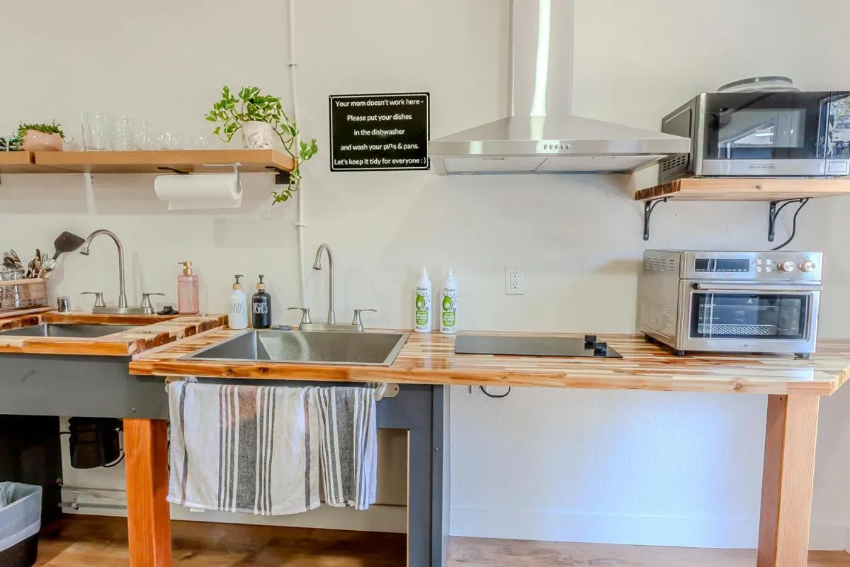 Kitchen or kitchenette in Tahoe Mountain Inn