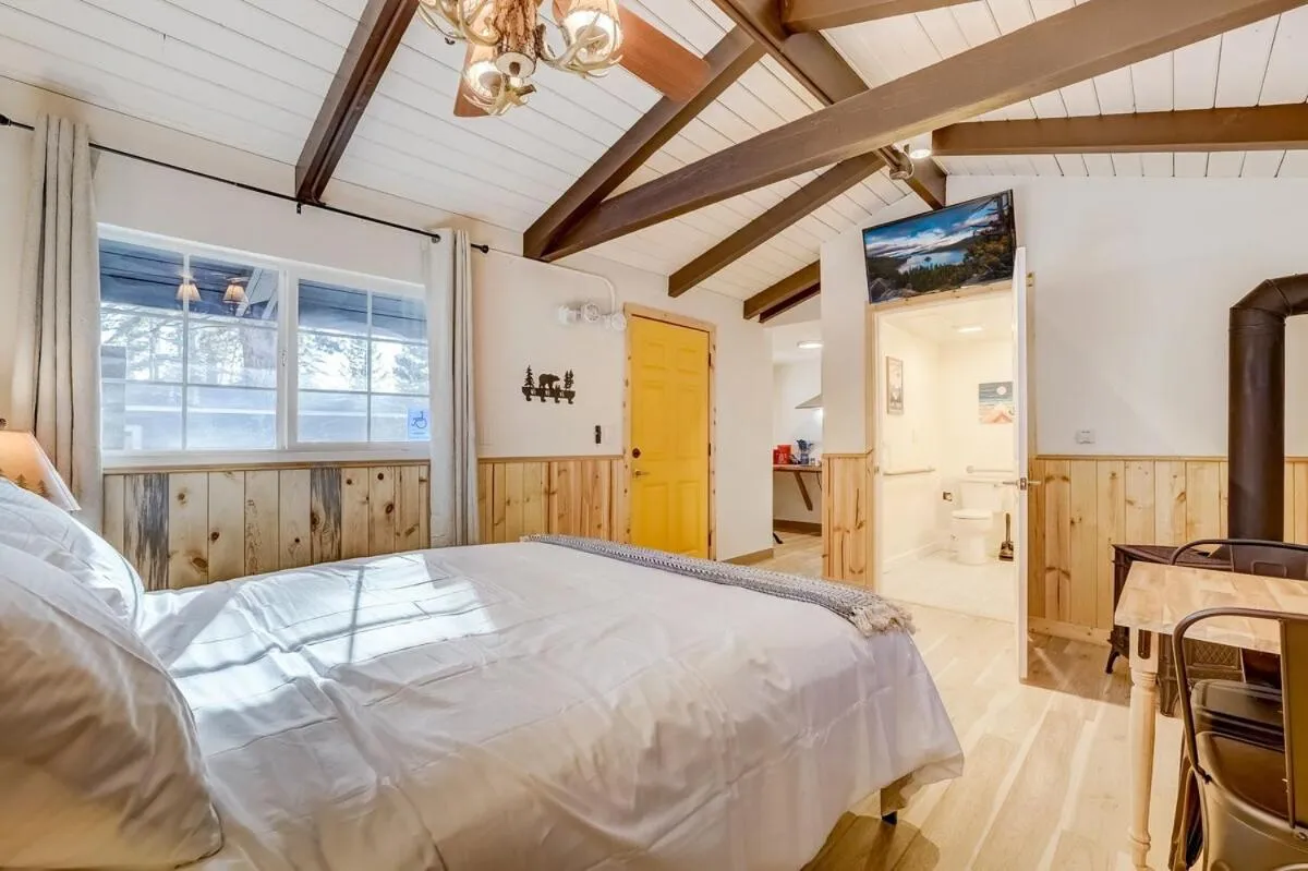TV and multimedia, Bed in Tahoe Mountain Inn