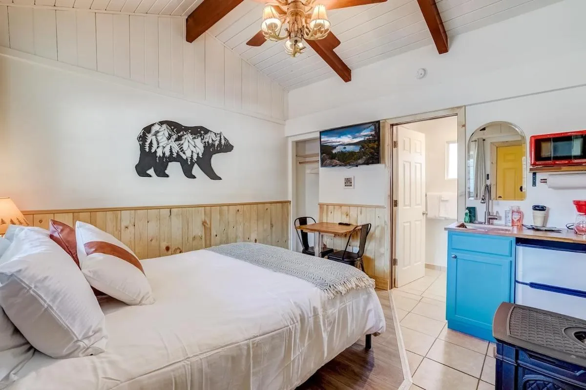 TV and multimedia, Bed in Tahoe Mountain Inn