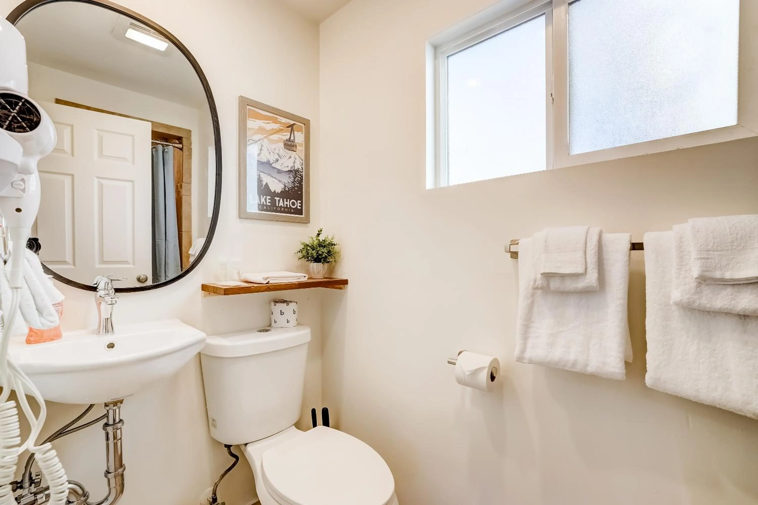 Toilet in Tahoe Mountain Inn