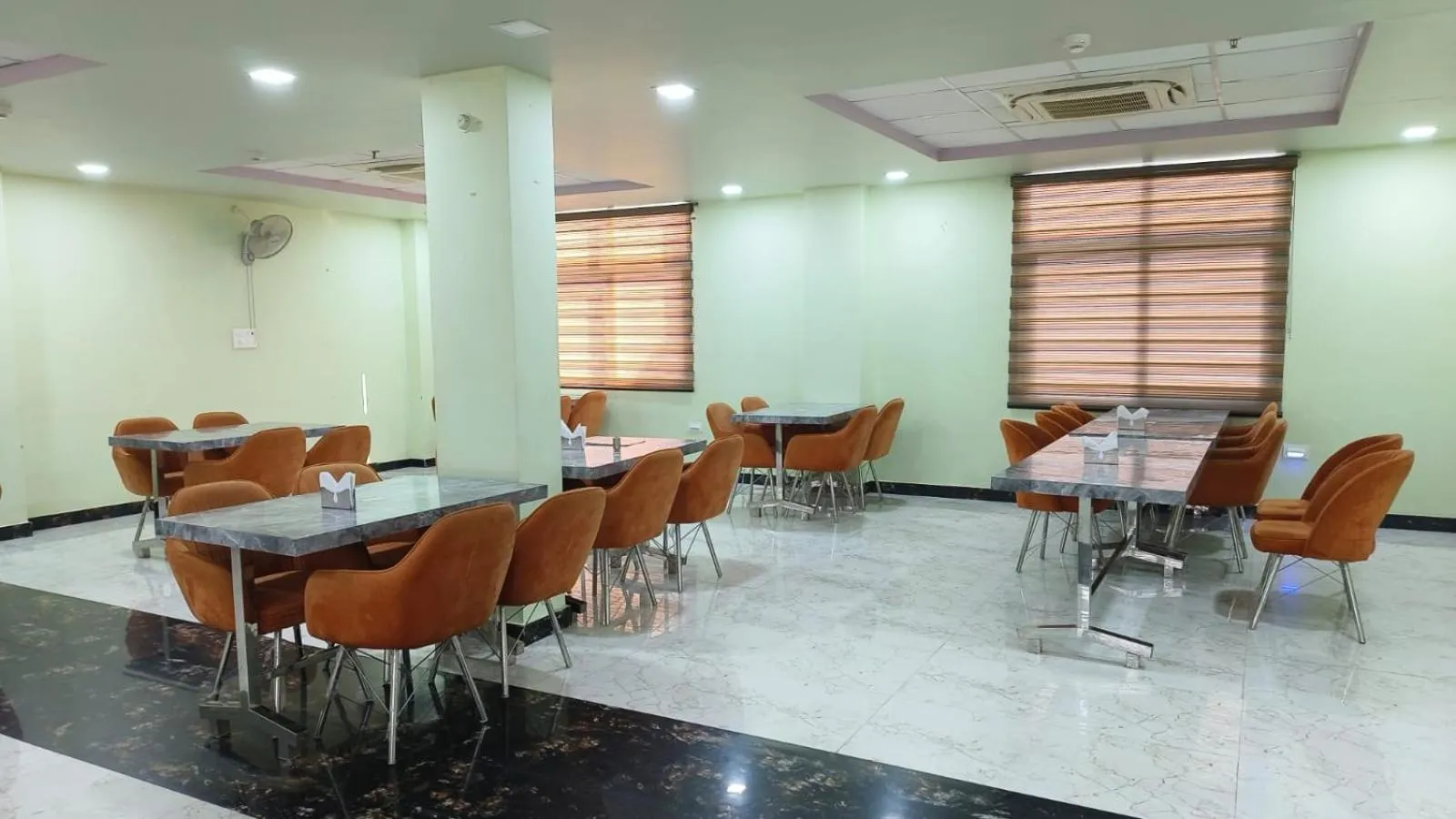 Restaurant/places to eat in HOTEL AMAR PALACE BHARATPUR