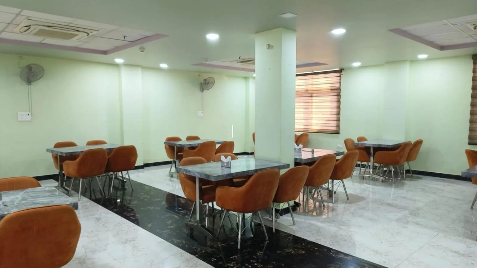 Restaurant/places to eat in HOTEL AMAR PALACE BHARATPUR