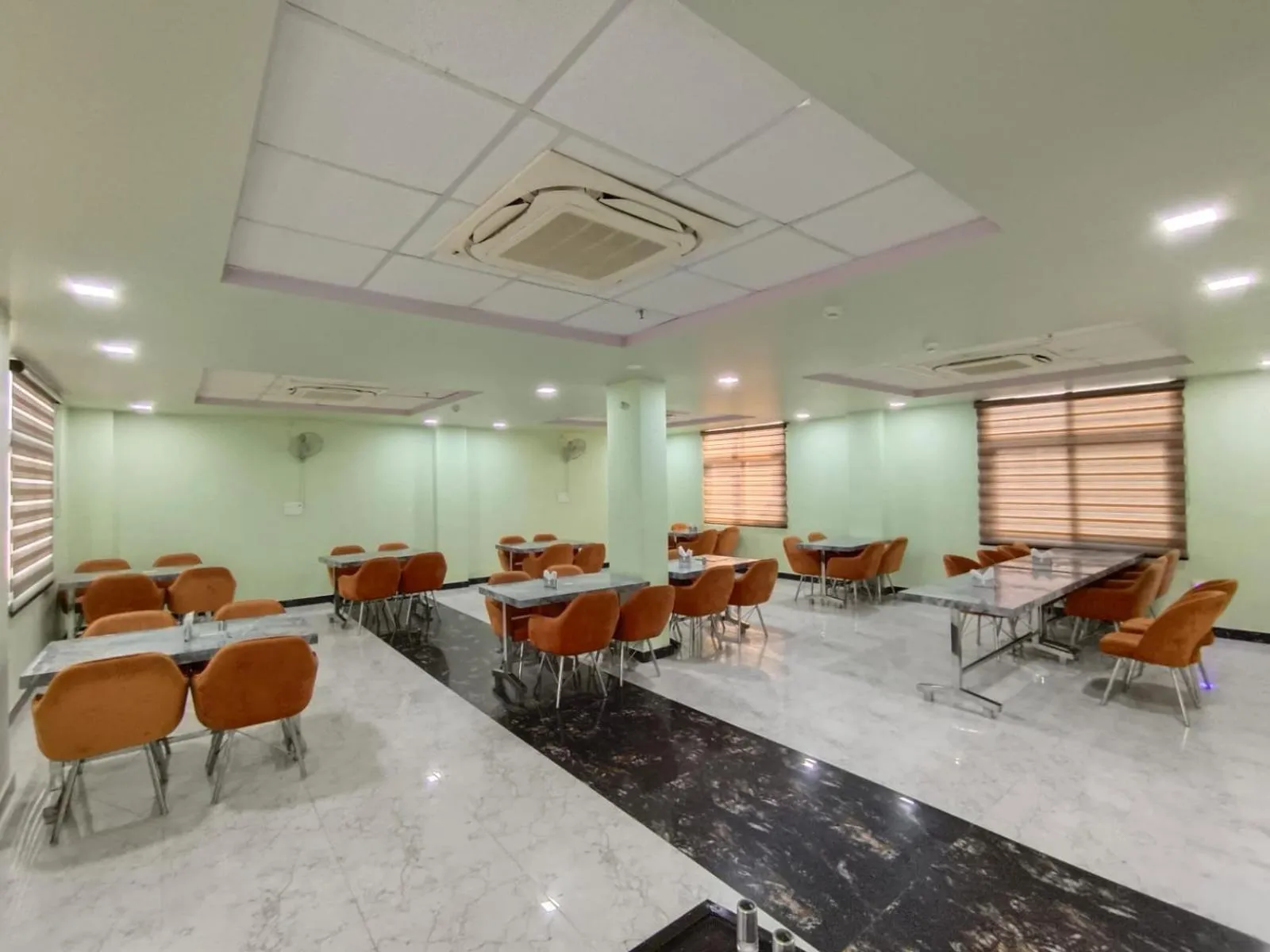 Restaurant/places to eat in HOTEL AMAR PALACE BHARATPUR