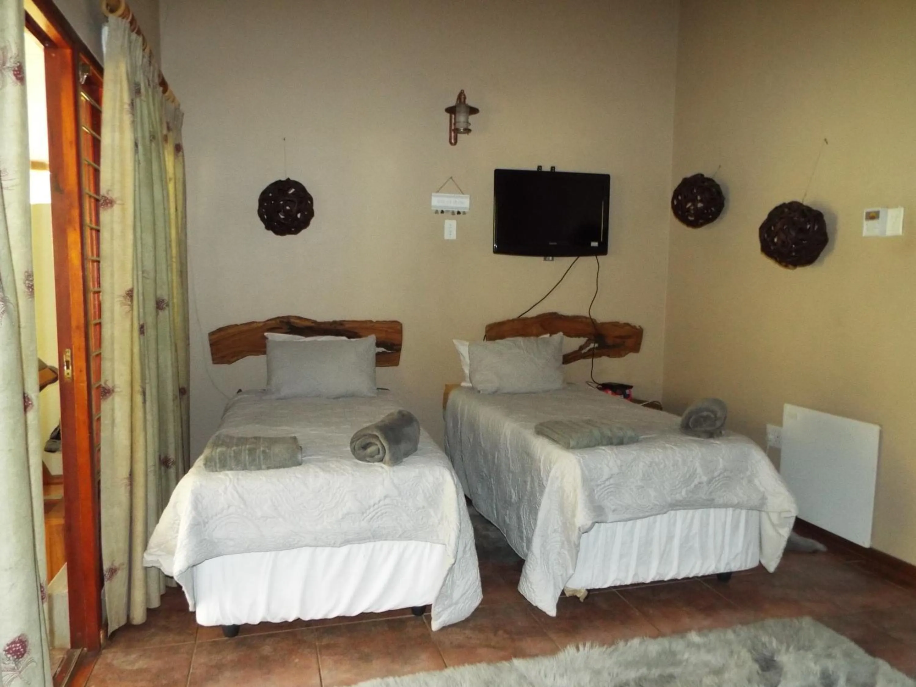 Bedroom, Bed in Aloes Country Inn