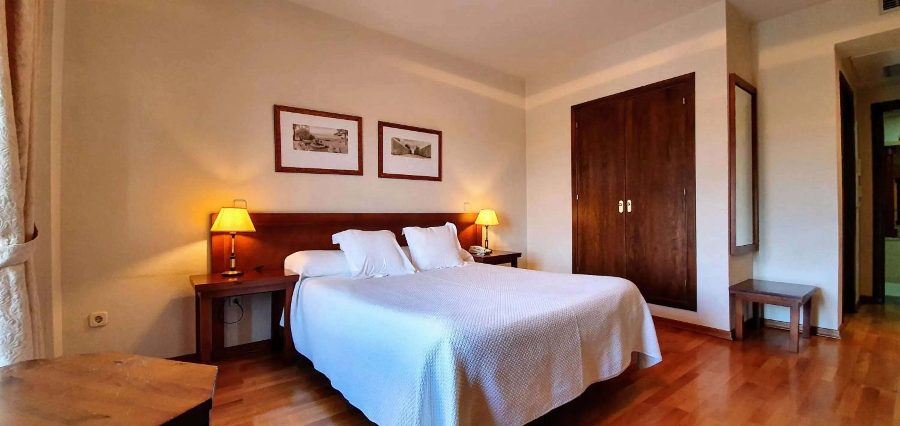 Bedroom, Bed in Mirasierra