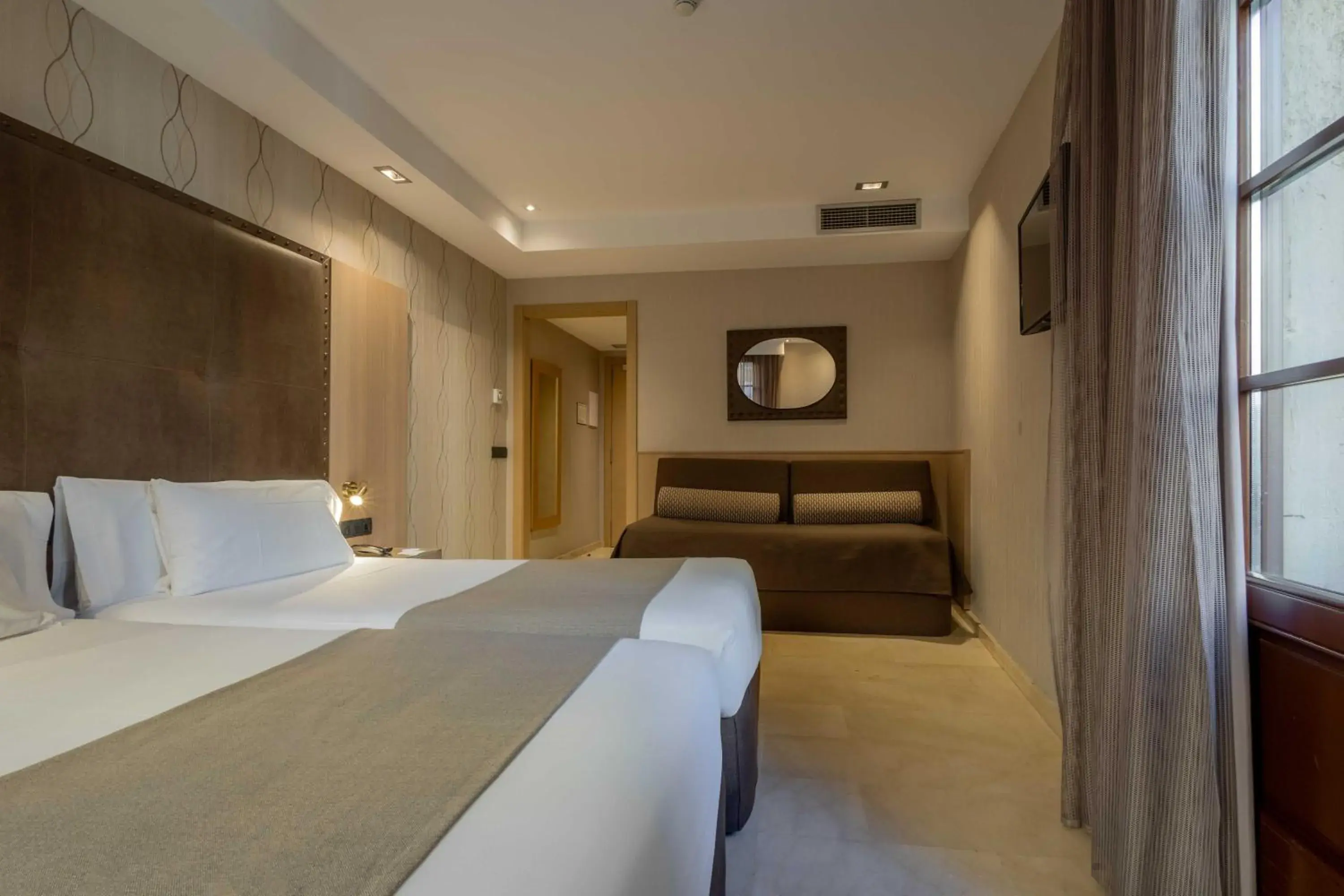 Double or Twin Room with Extra Bed in Gran Hotel Barcino Double or Twin Room with Extra Bed in Gran Hotel Barcino