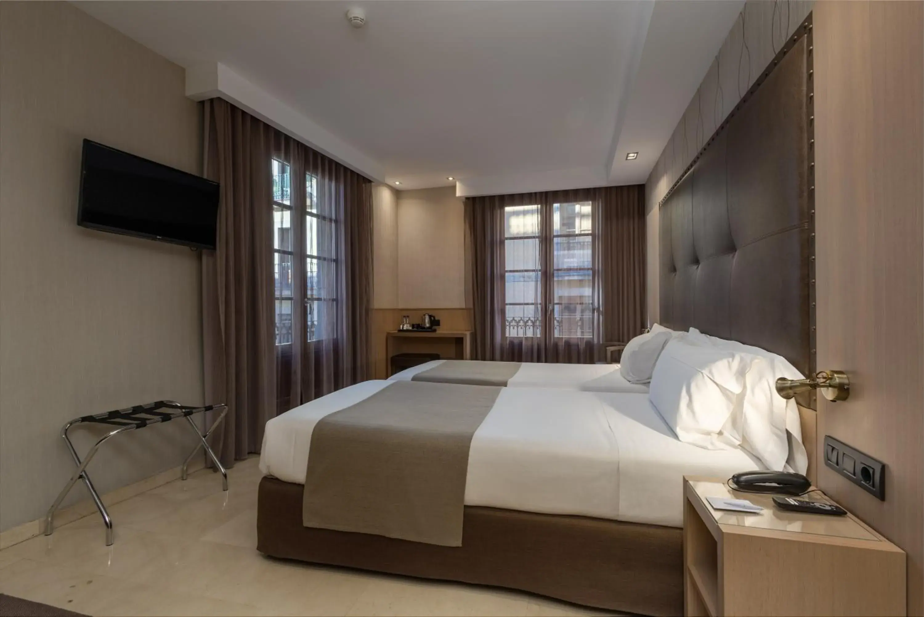 Double or Twin Room with Extra Bed in Gran Hotel Barcino Double or Twin Room with Extra Bed in Gran Hotel Barcino