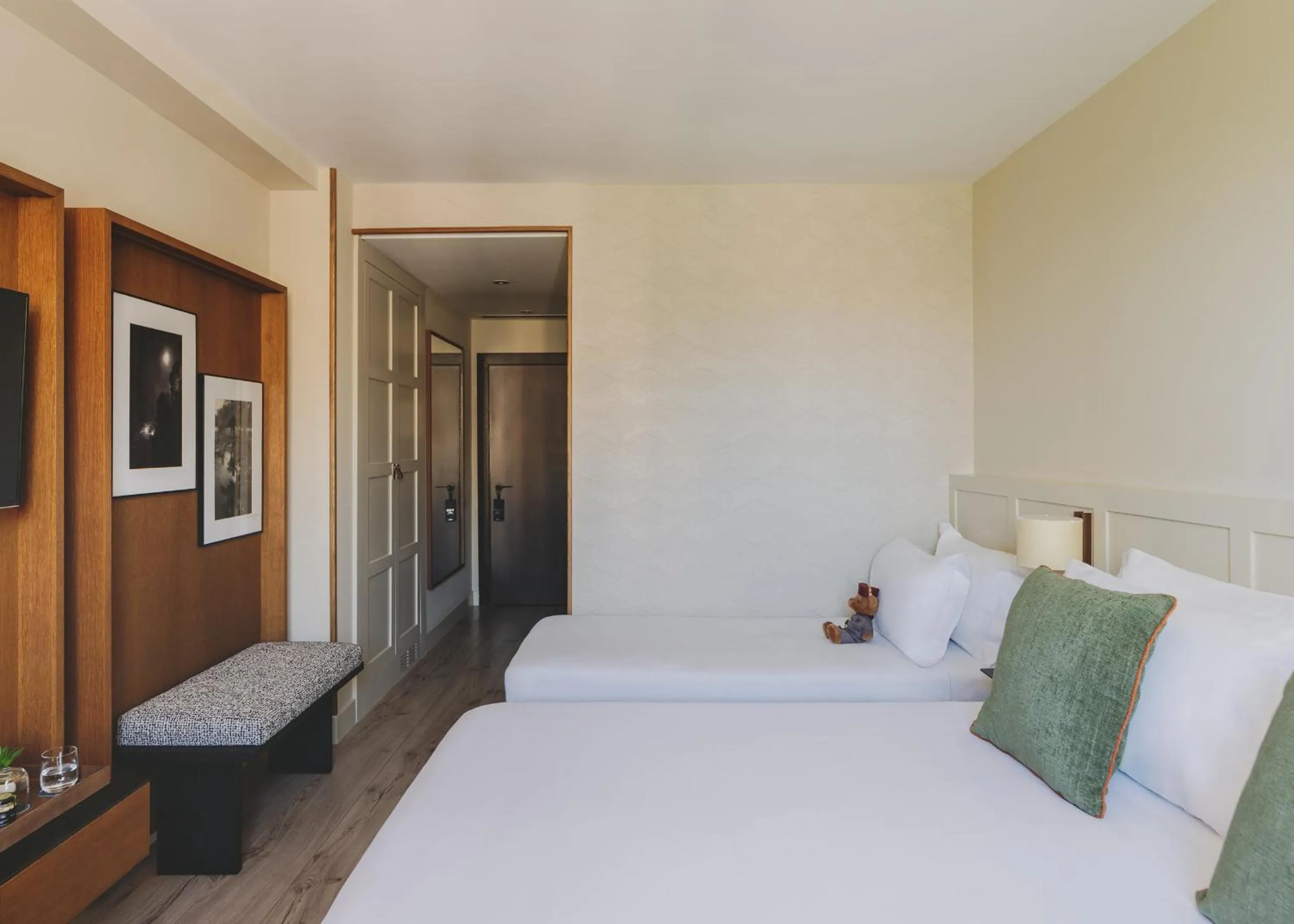 Photo of the whole room, Bed in Gallery Hotel 4 Sup