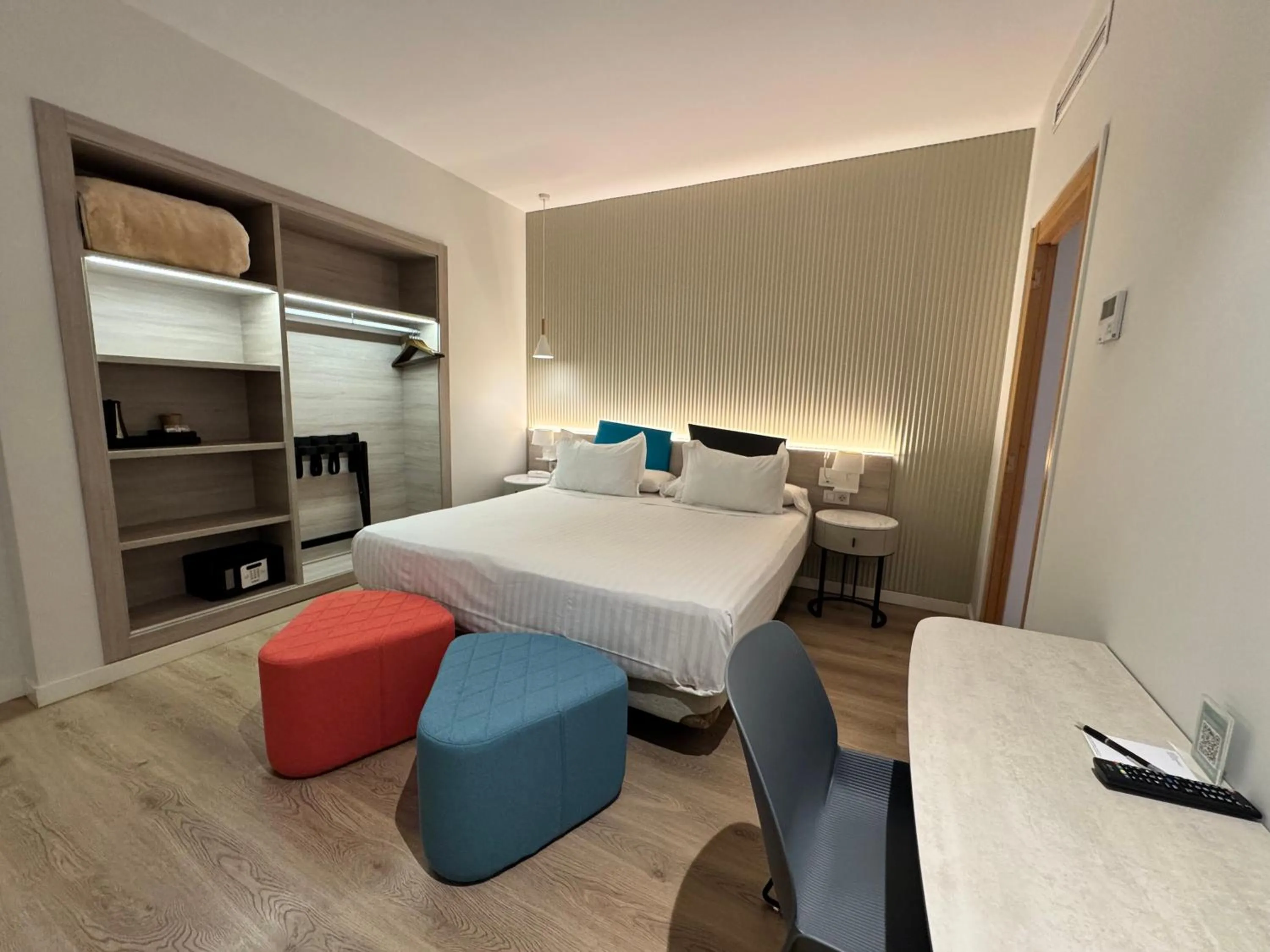 Bedroom, Bed in Hotel Mediterraneo Valencia