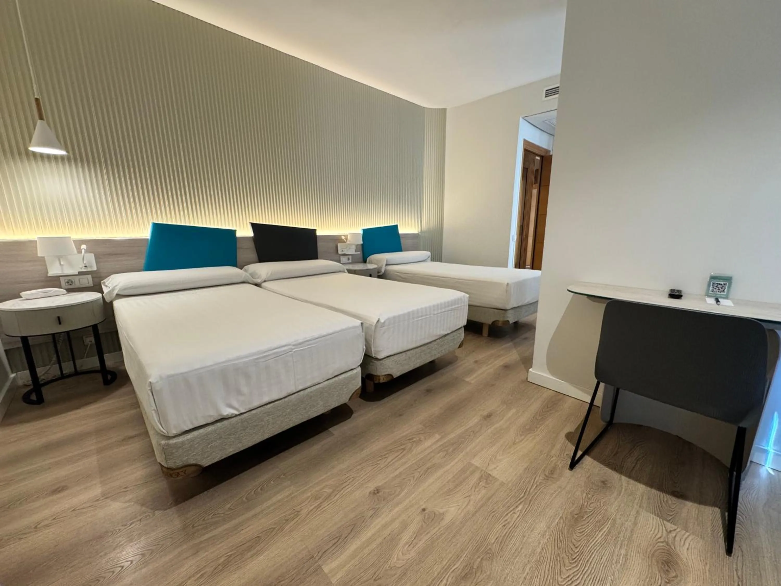 Bedroom, Bed in Hotel Mediterraneo Valencia