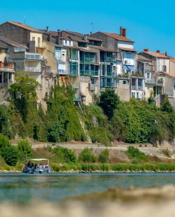 Property building in CÔTE GARONNE le BALCON DES DAMES -hôtel et restaurant- Tonneins Fauillet Marmande - vue panoramique bord de Garonne chambres climatisées