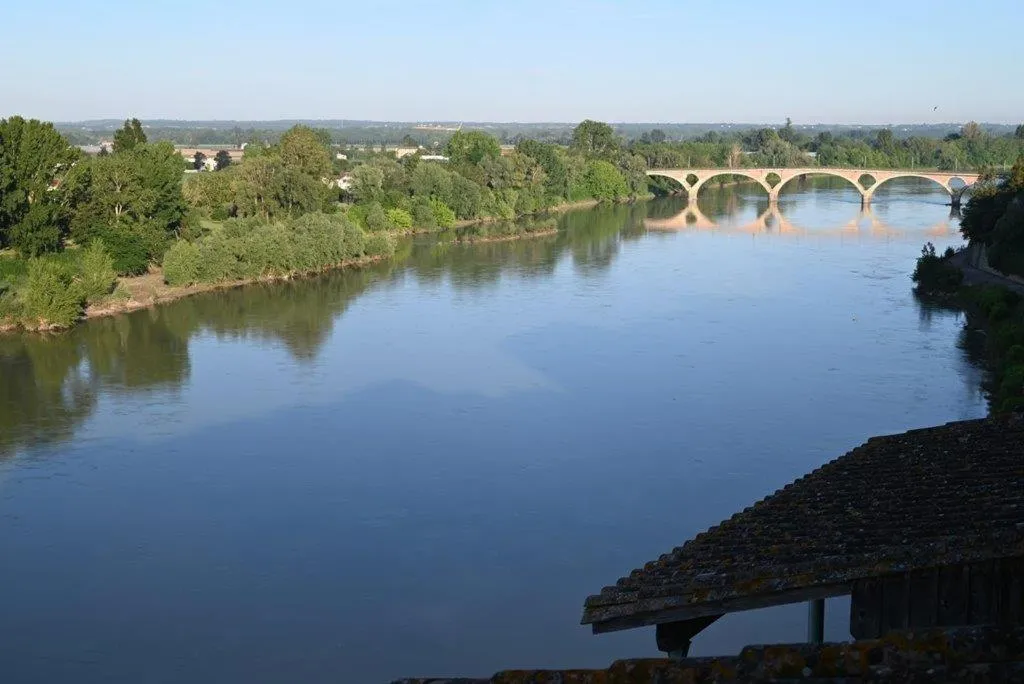 Nearby landmark in CÔTE GARONNE le BALCON DES DAMES -hôtel et restaurant- Tonneins Fauillet Marmande - vue panoramique bord de Garonne chambres climatisées