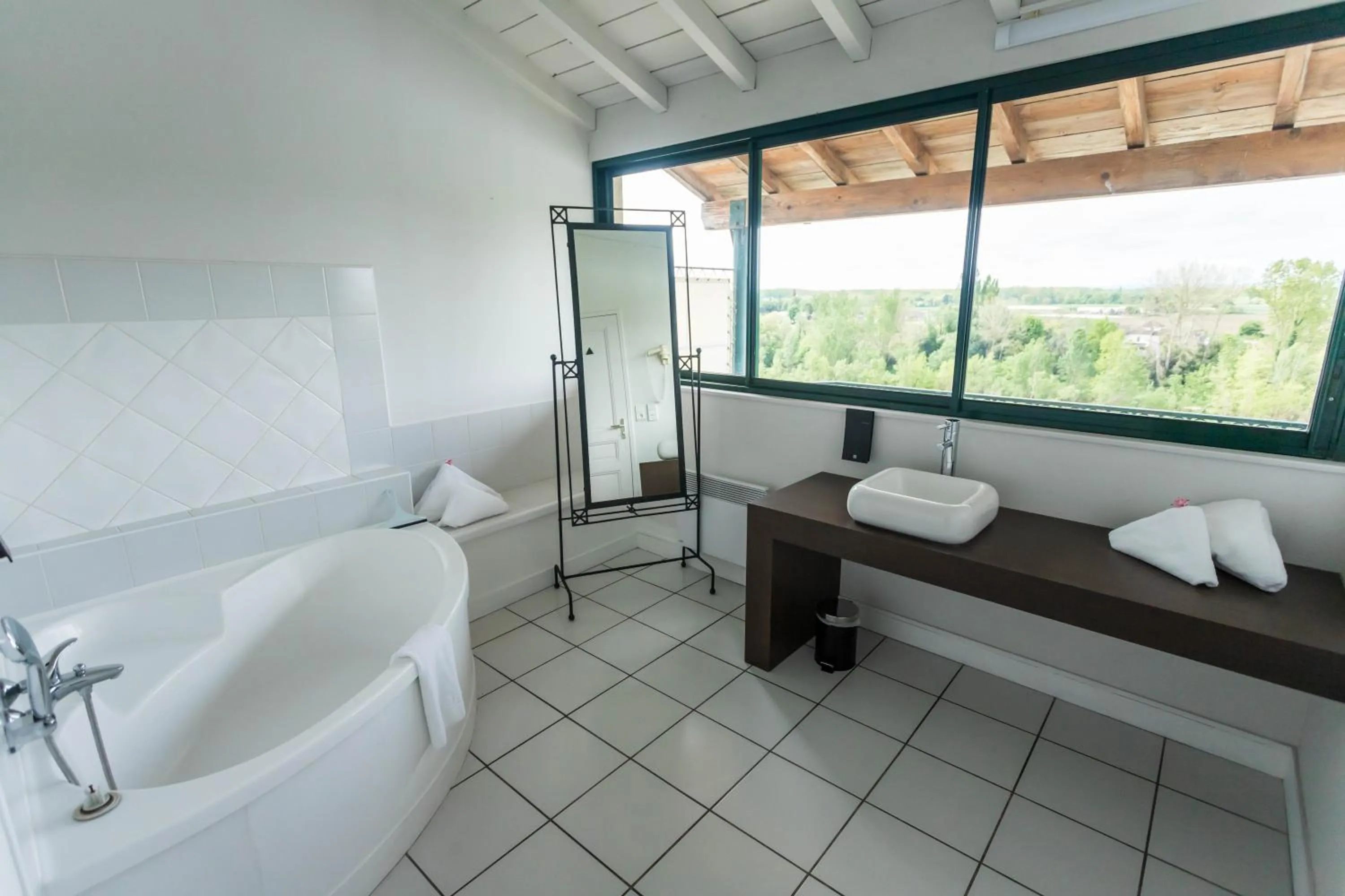 Bathroom in CÔTE GARONNE le BALCON DES DAMES -hôtel et restaurant- Tonneins Fauillet Marmande - vue panoramique bord de Garonne chambres climatisées