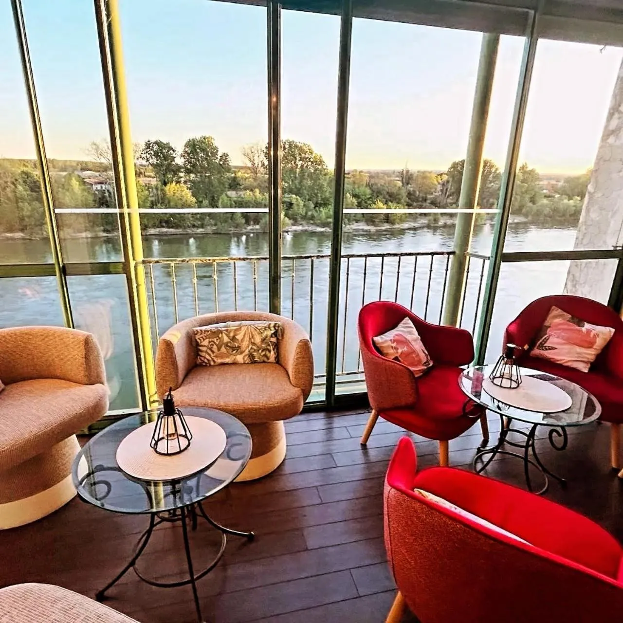 Lounge or bar in CÔTE GARONNE le BALCON DES DAMES -hôtel et restaurant- Tonneins Fauillet Marmande - vue panoramique bord de Garonne chambres climatisées