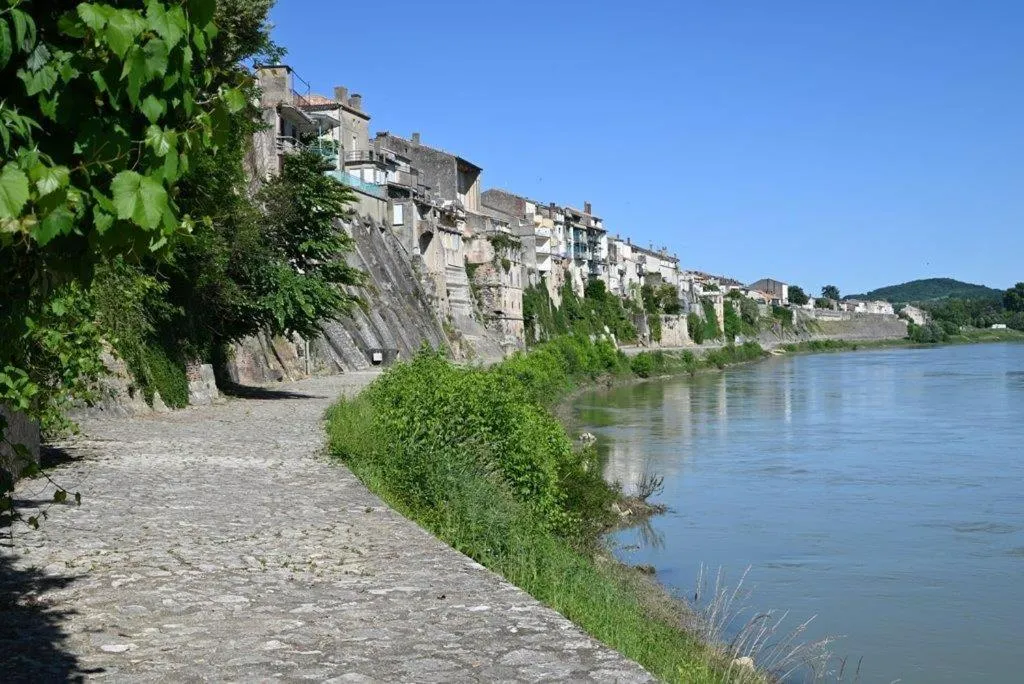 City view in CÔTE GARONNE le BALCON DES DAMES -hôtel et restaurant- Tonneins Fauillet Marmande - vue panoramique bord de Garonne chambres climatisées