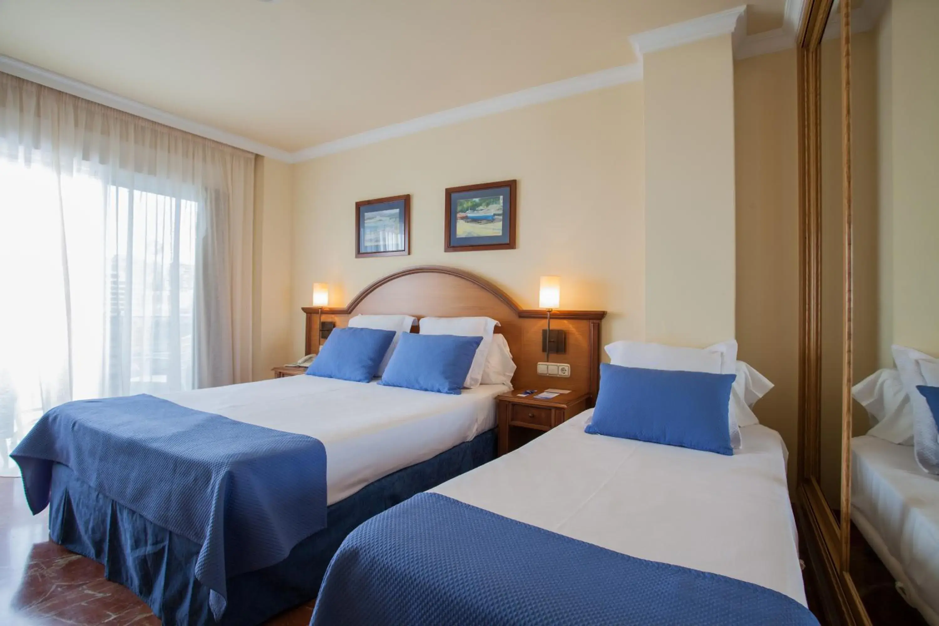 Double Room with Extra Bed with Side Sea View in Hotel Isabel Double Room with Extra Bed with Side Sea View in Hotel Isabel