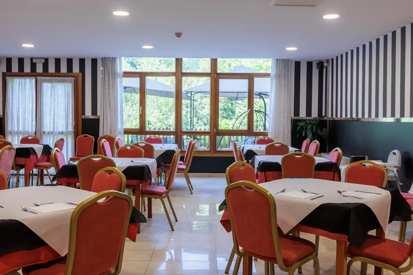 Dining area in Hotel Ciudad Cangas de Onis